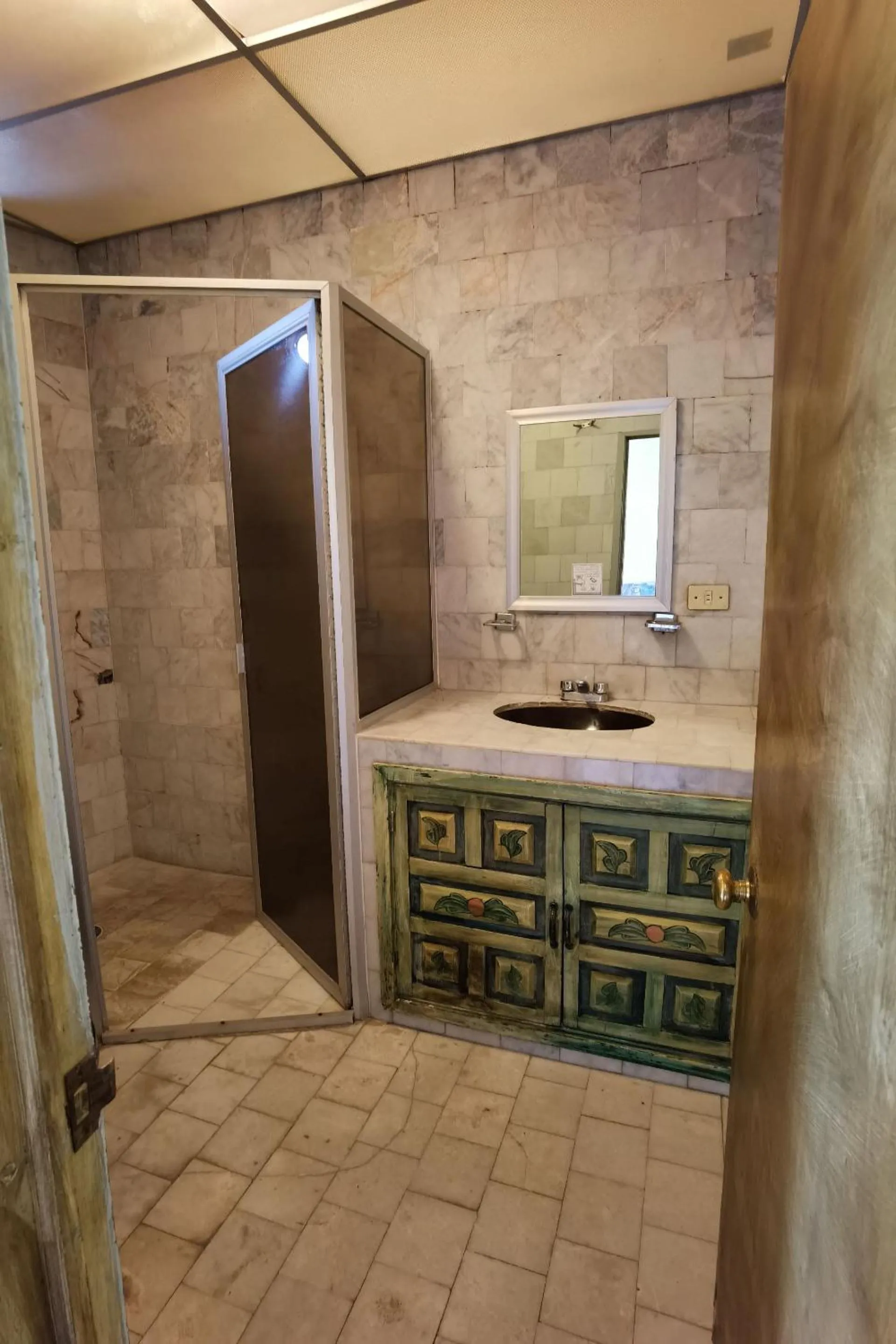 Bathroom in CAPITAL O Meson De La Fragua