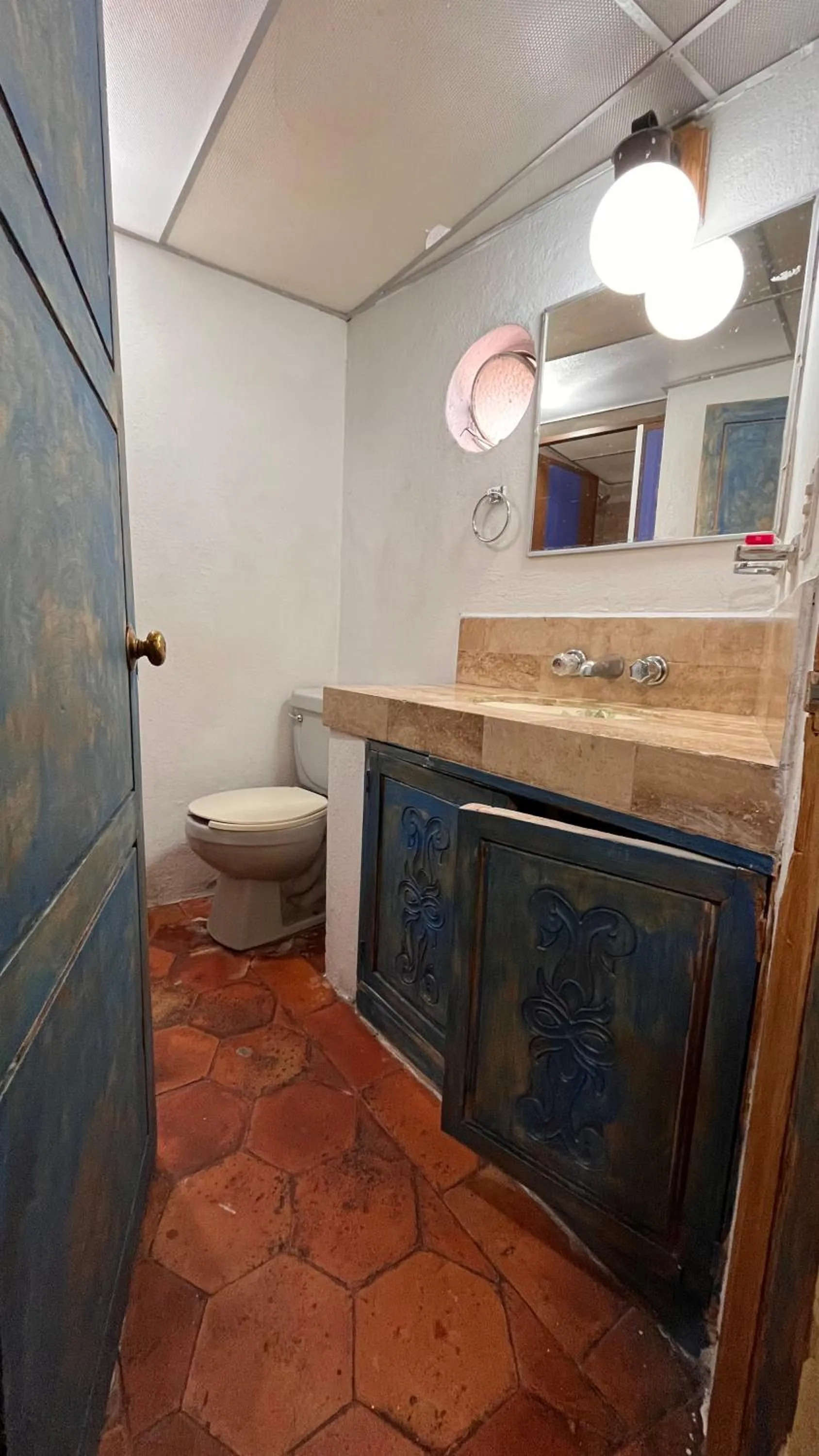 Bathroom in CAPITAL O Meson De La Fragua