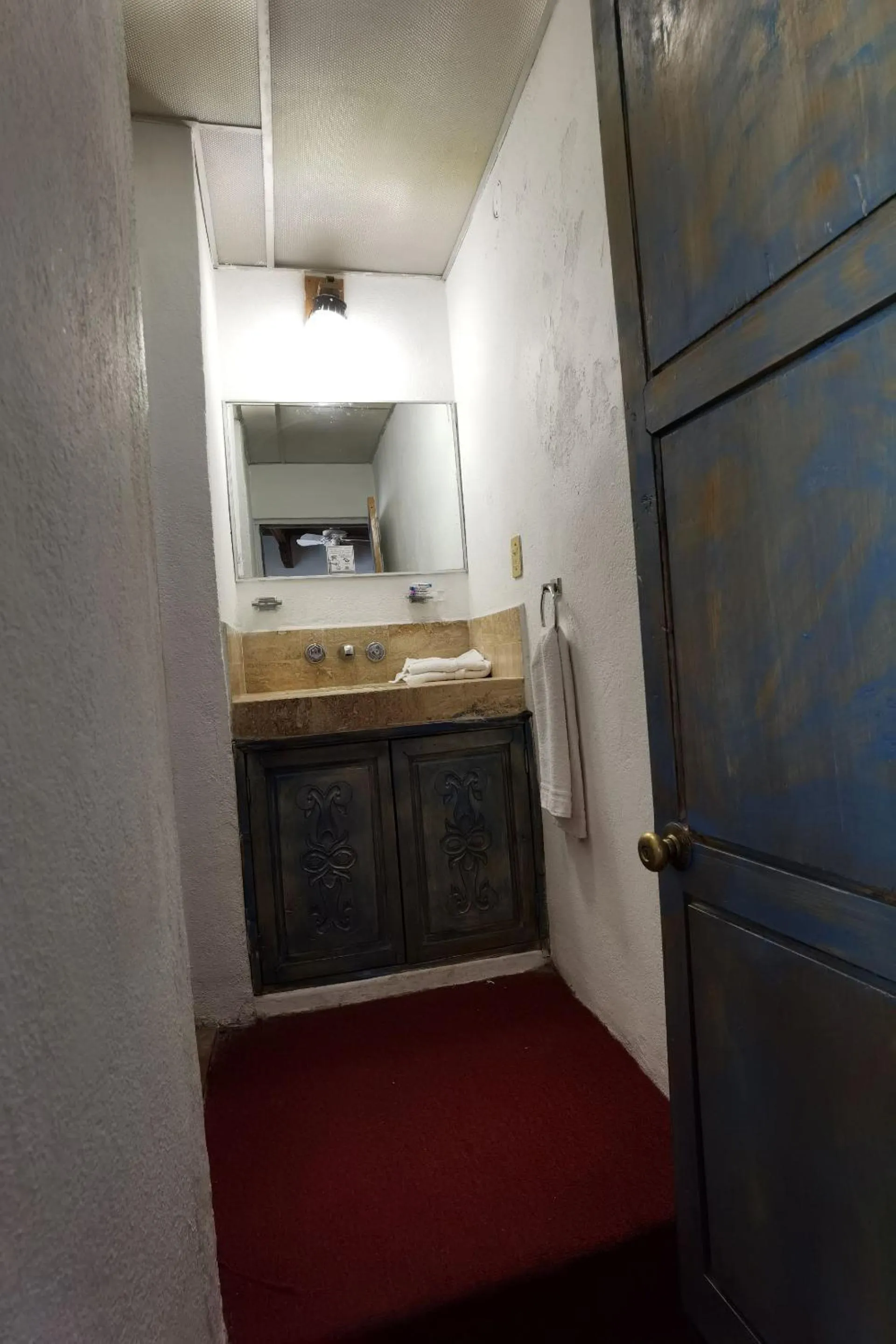 Bathroom in CAPITAL O Meson De La Fragua