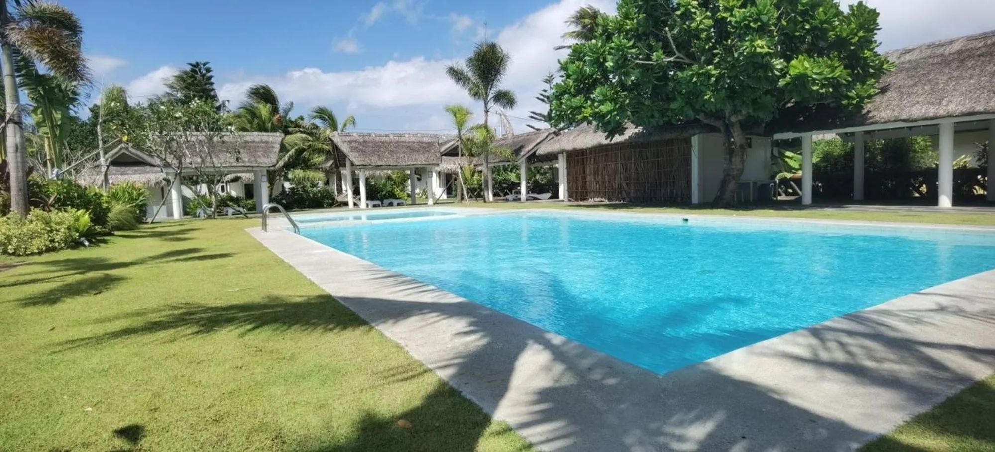 Swimming pool in Ikani Surf Resort