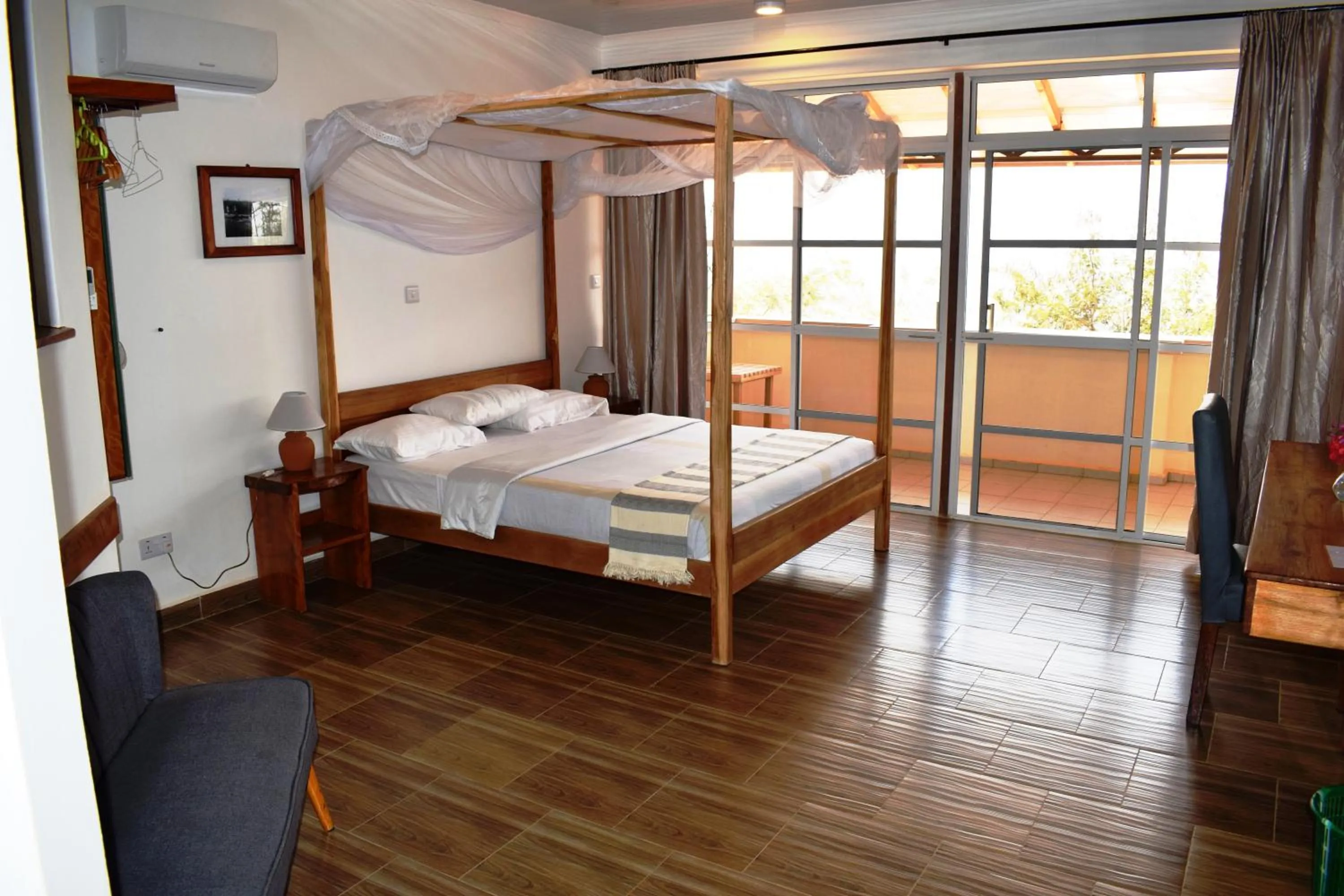 Property building, Bed in Edelwyss-Inn