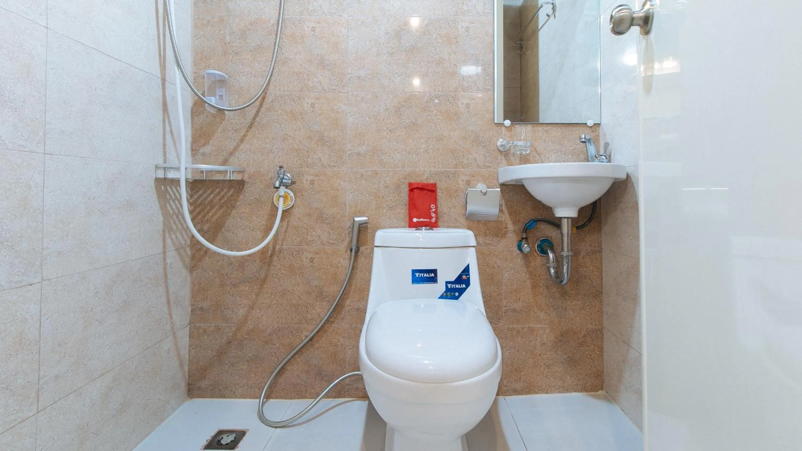 Shower in RedDoorz Plus near Uptown BGC Mall