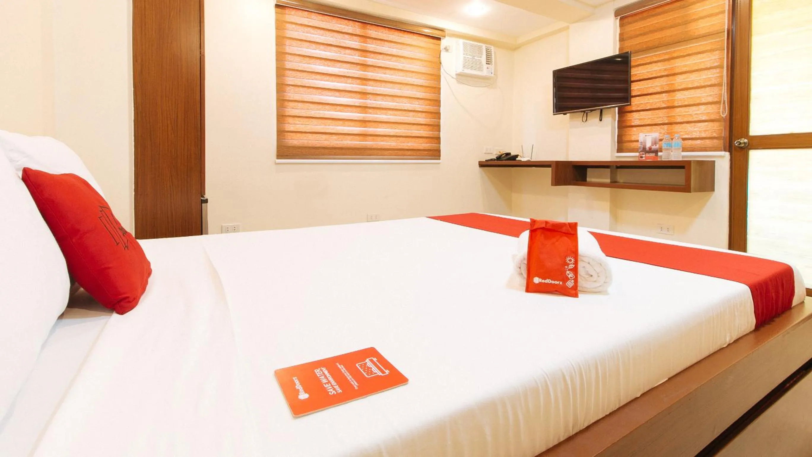 Bed in RedDoorz Plus near Uptown BGC Mall