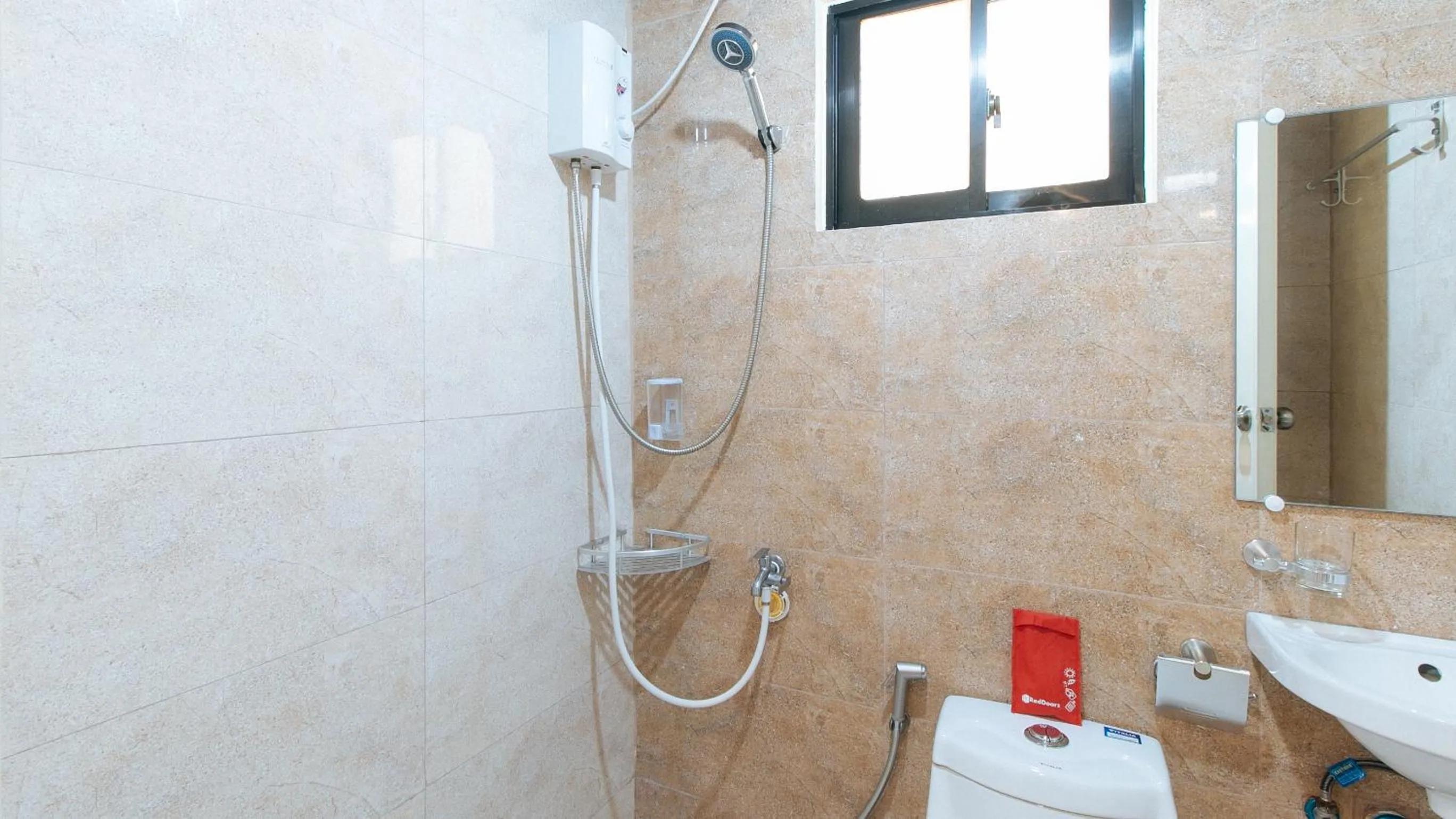 Shower in RedDoorz Plus near Uptown BGC Mall