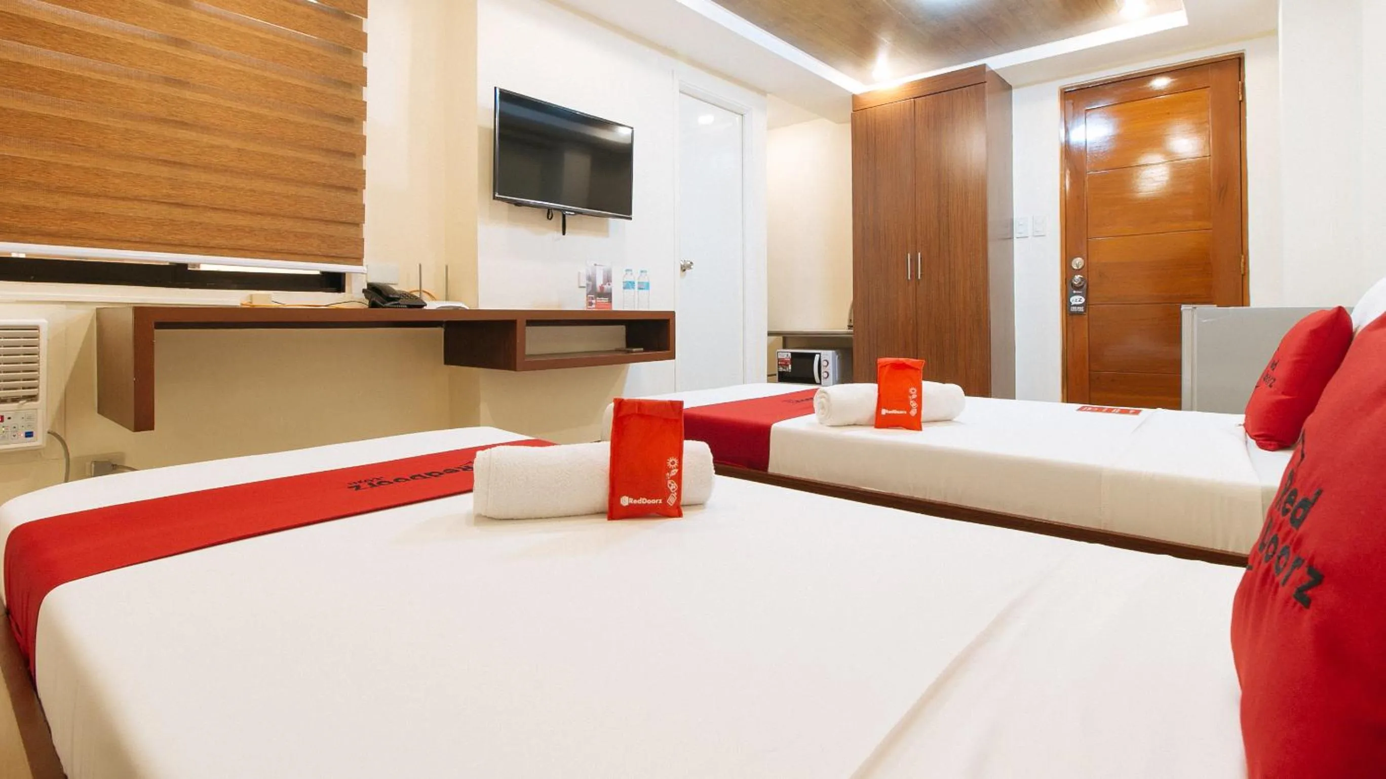 Bed in RedDoorz Plus near Uptown BGC Mall
