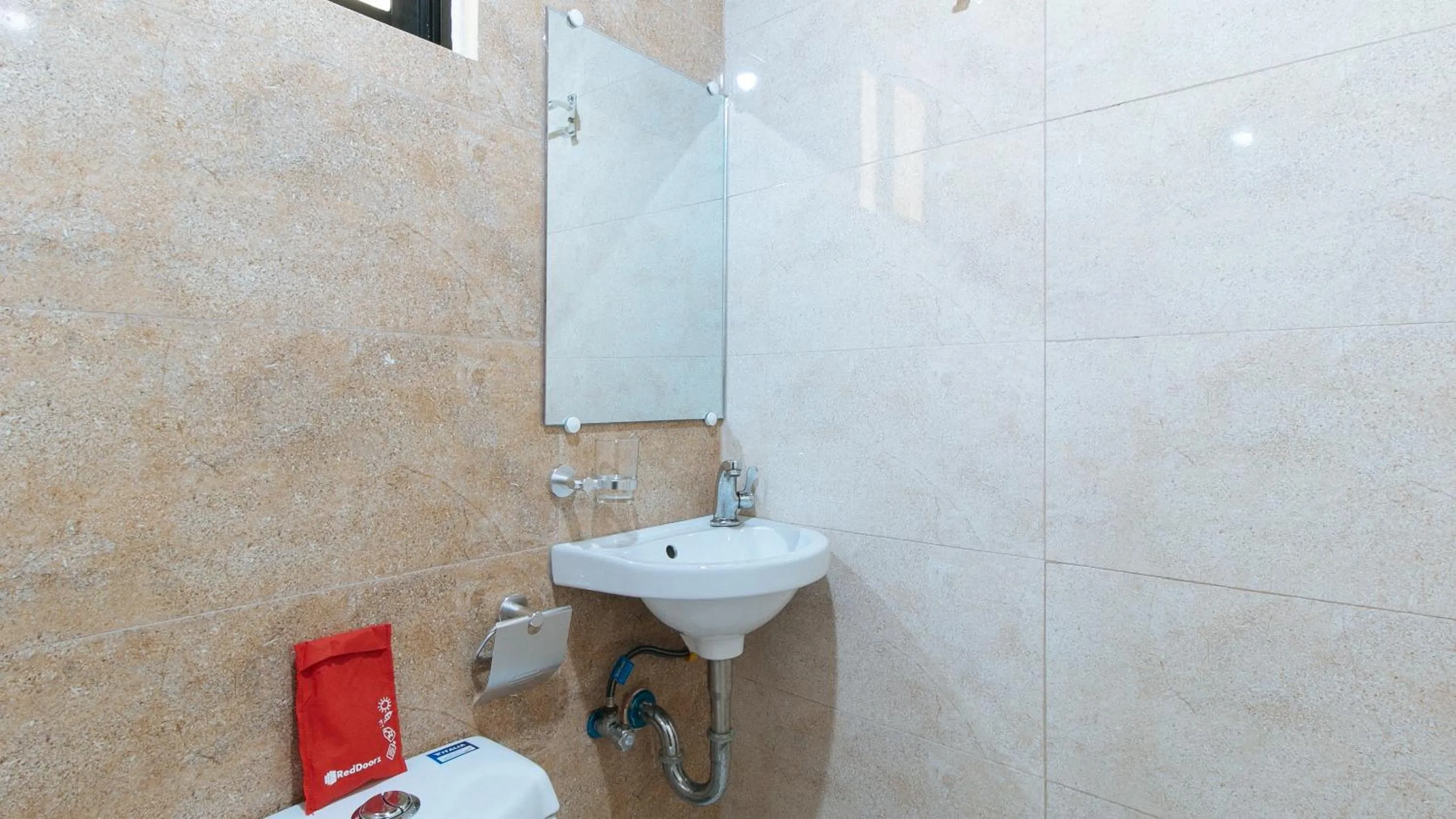 Shower in RedDoorz Plus near Uptown BGC Mall