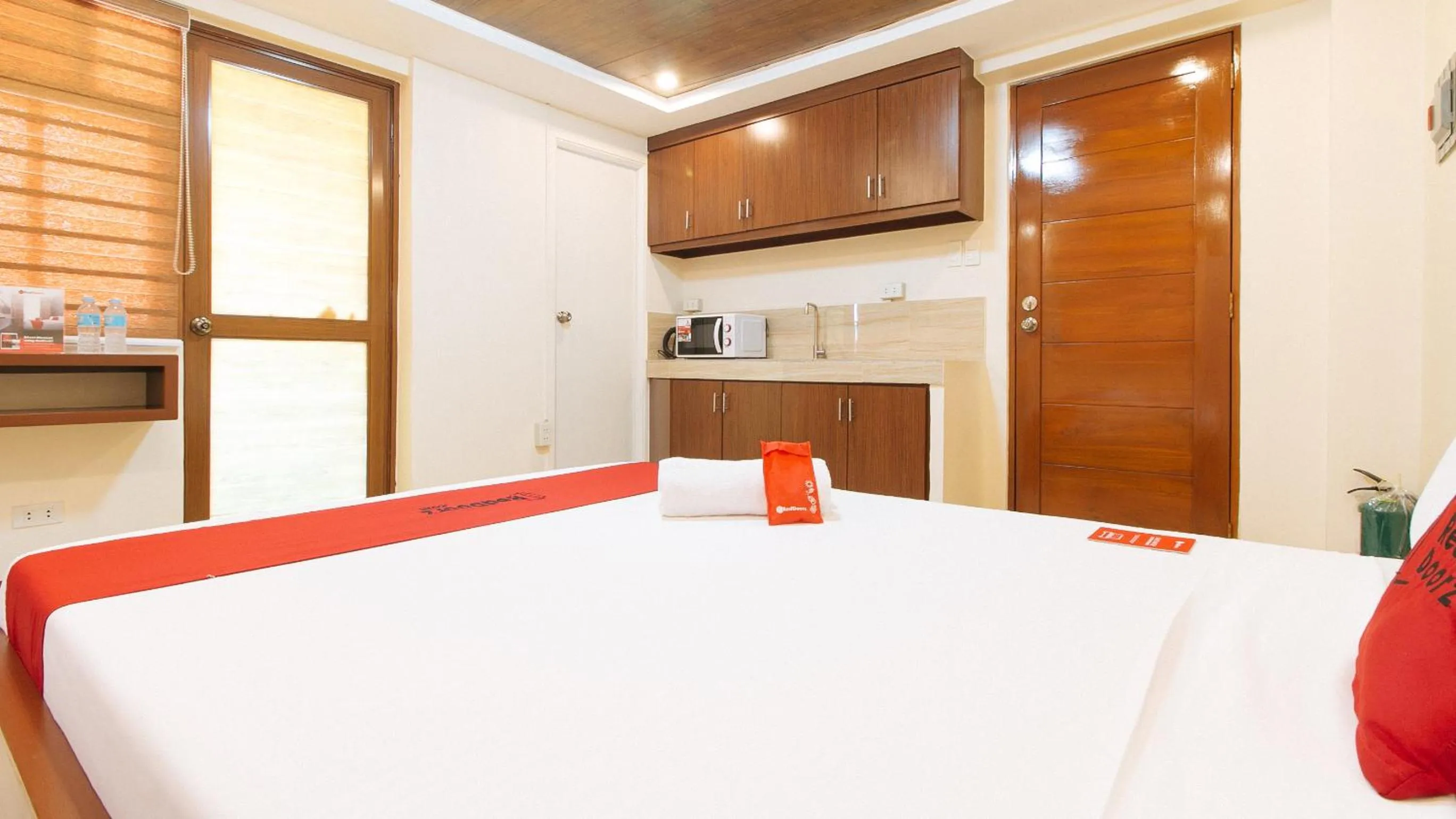Bed in RedDoorz Plus near Uptown BGC Mall
