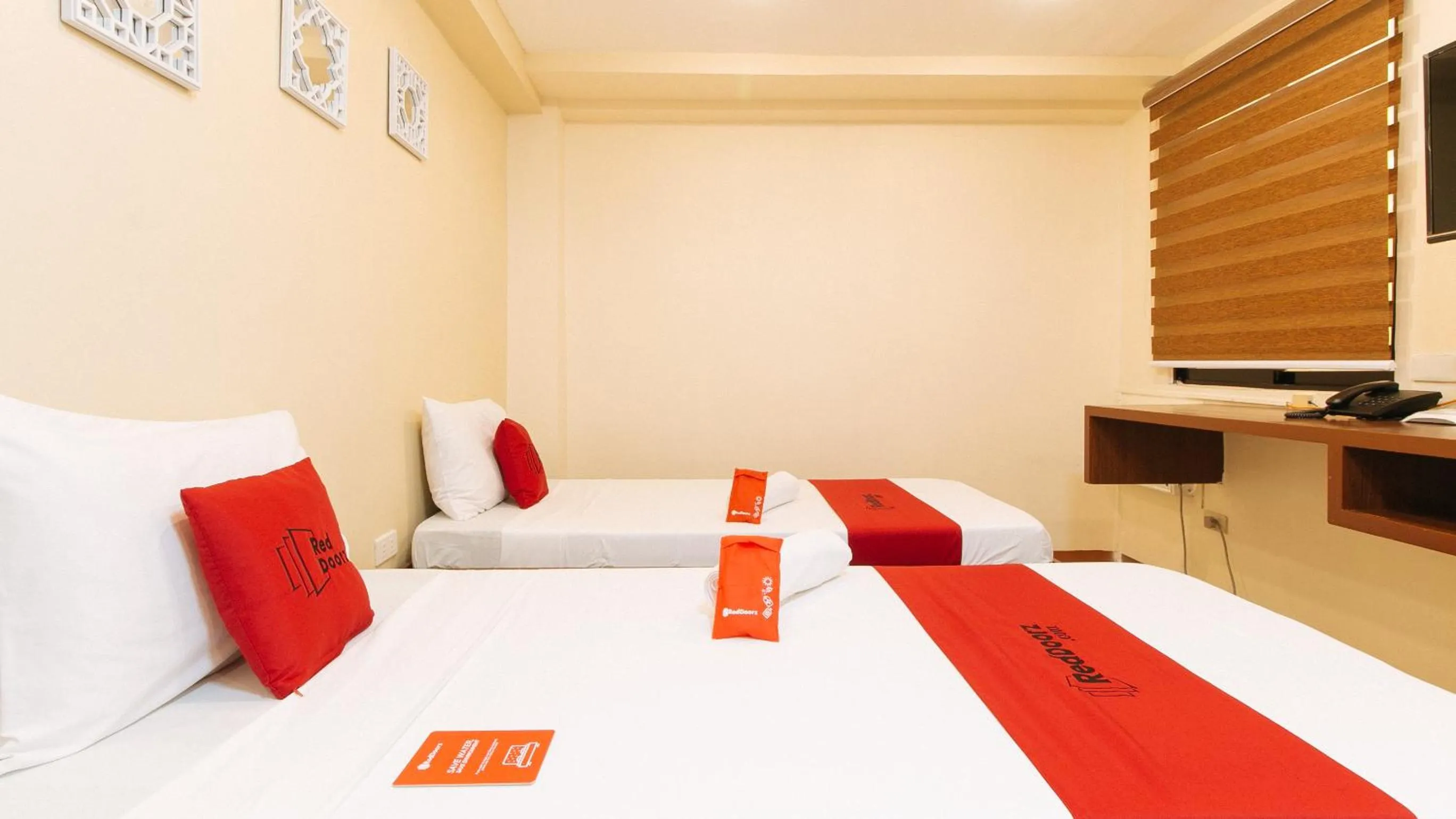 Bed in RedDoorz Plus near Uptown BGC Mall