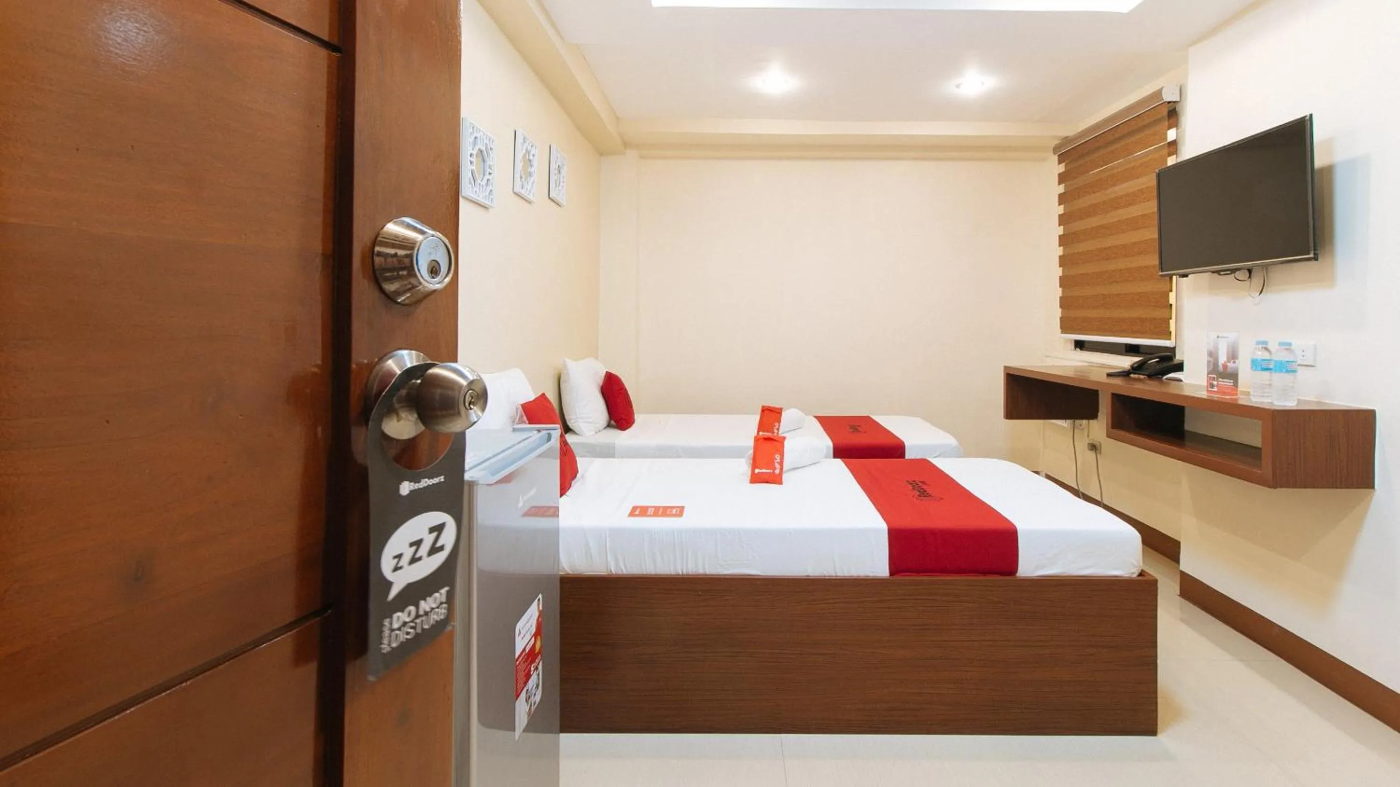 Bed in RedDoorz Plus near Uptown BGC Mall