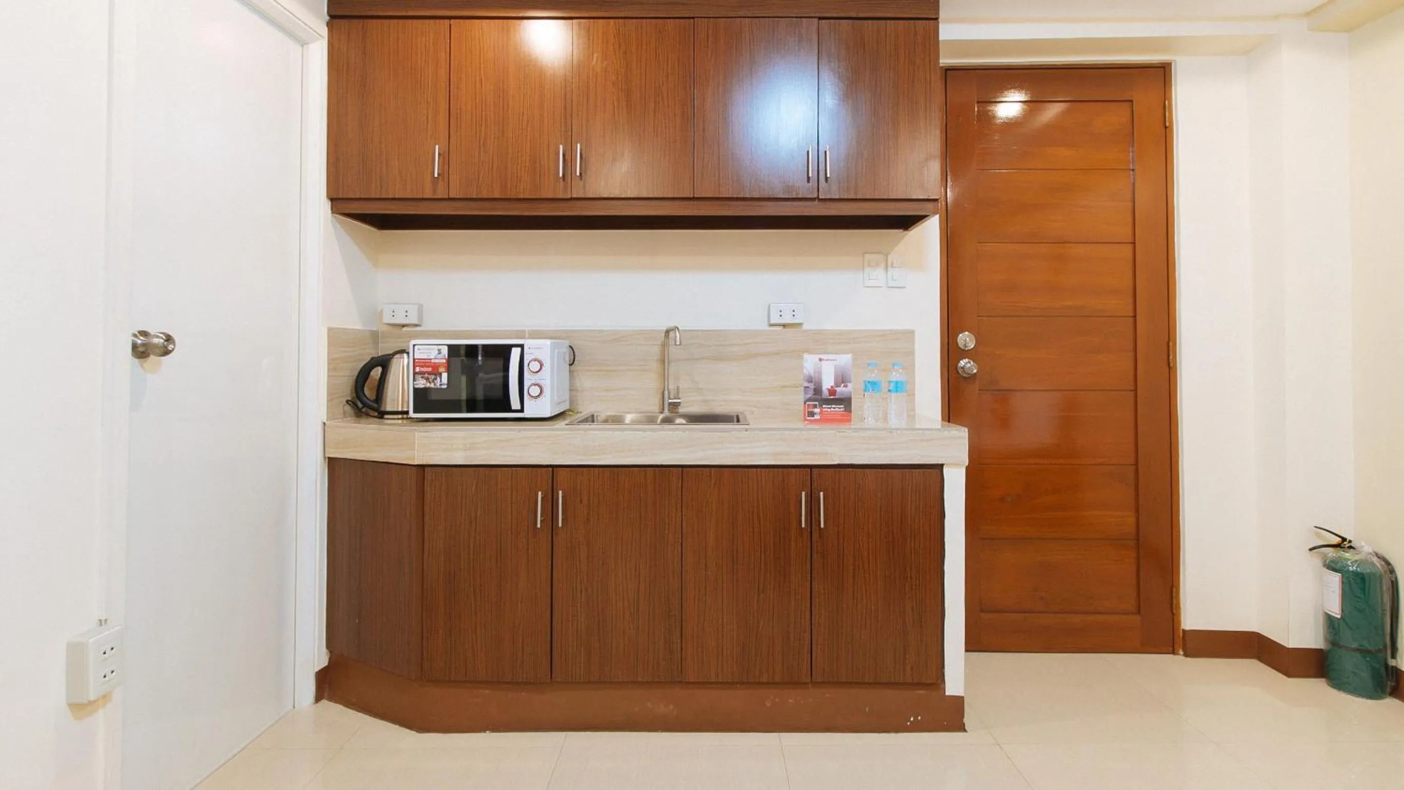 Kitchen or kitchenette in RedDoorz Plus near Uptown BGC Mall