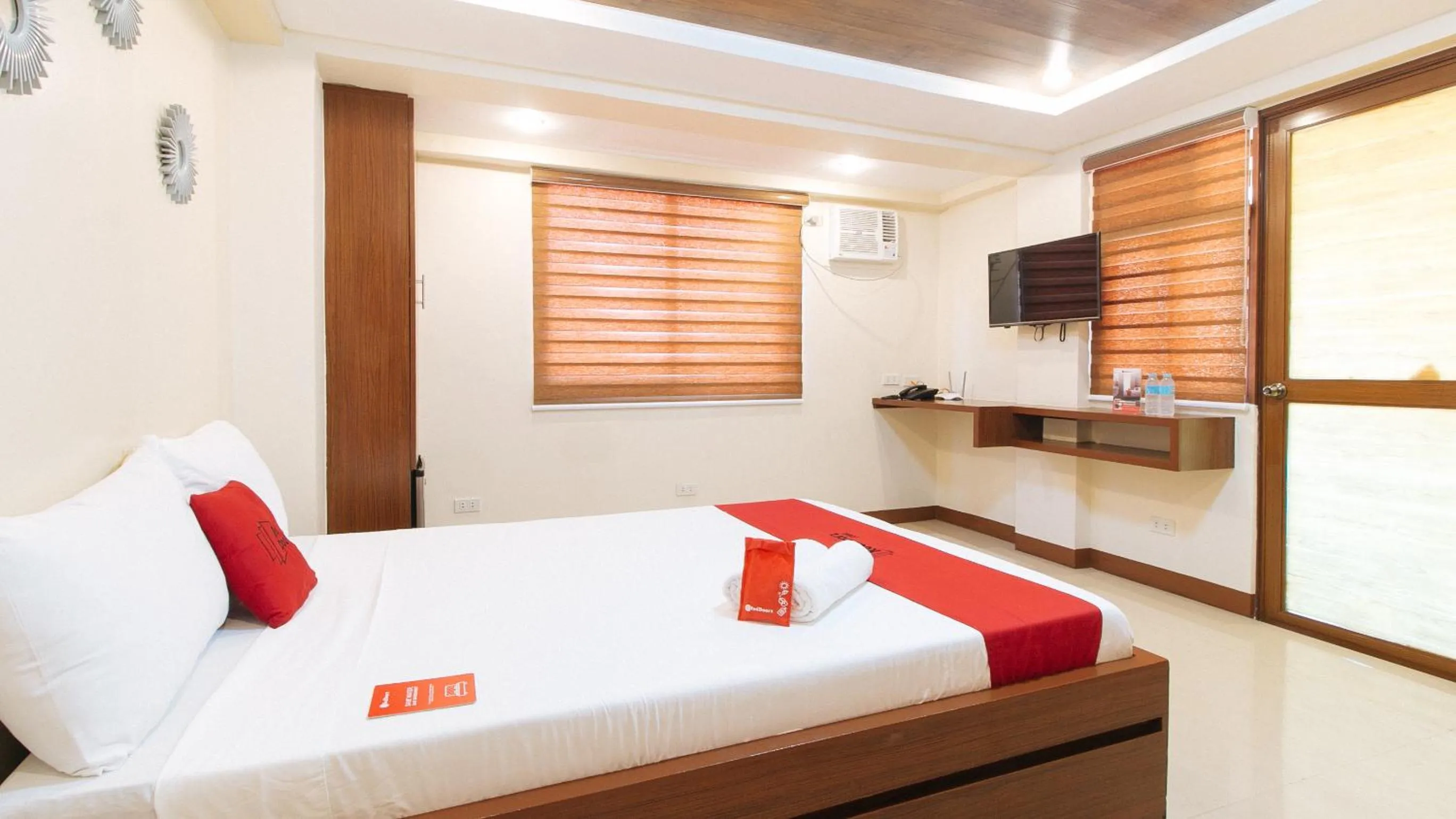 Bed in RedDoorz Plus near Uptown BGC Mall