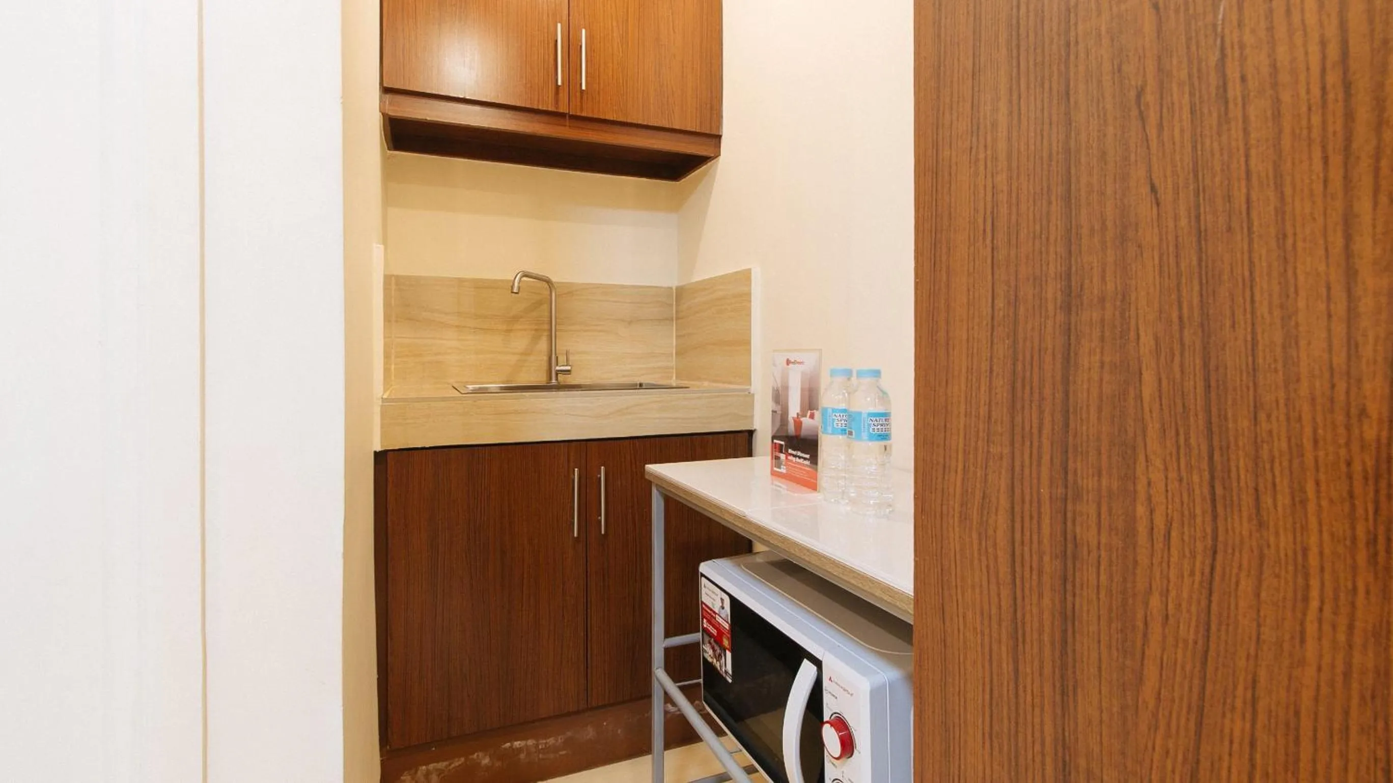 Kitchen or kitchenette in RedDoorz Plus near Uptown BGC Mall