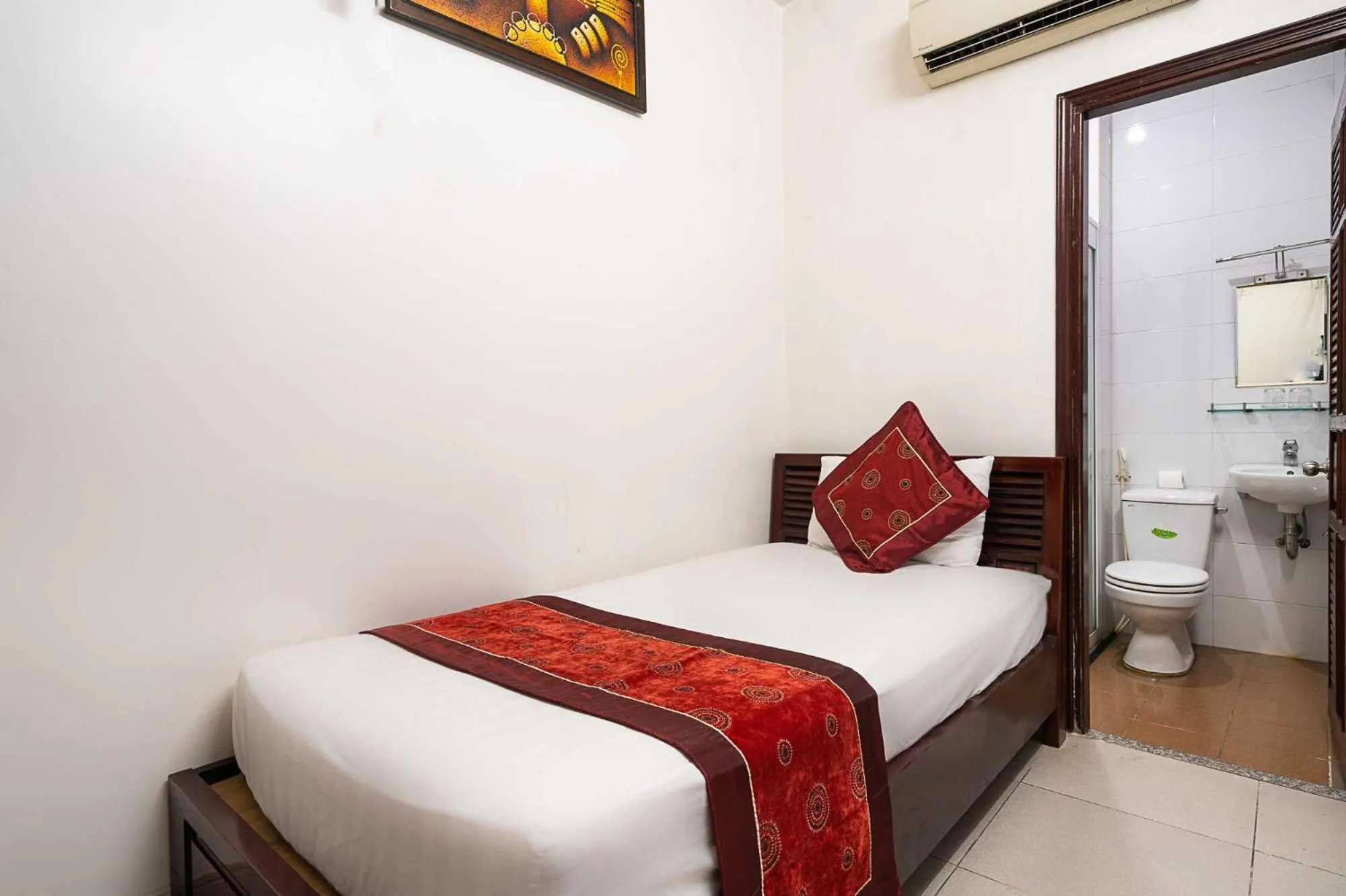 Bedroom, Bed in Collection O Dinh Dinh Hotel - Near Tan Son Nhat Airport