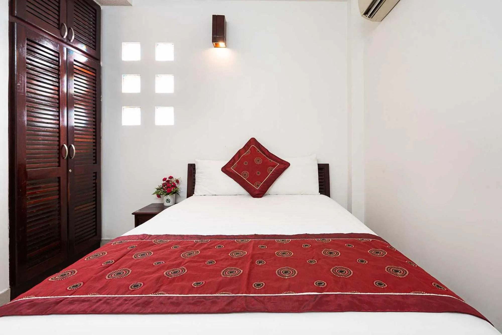 Bedroom, Bed in Collection O Dinh Dinh Hotel - Near Tan Son Nhat Airport