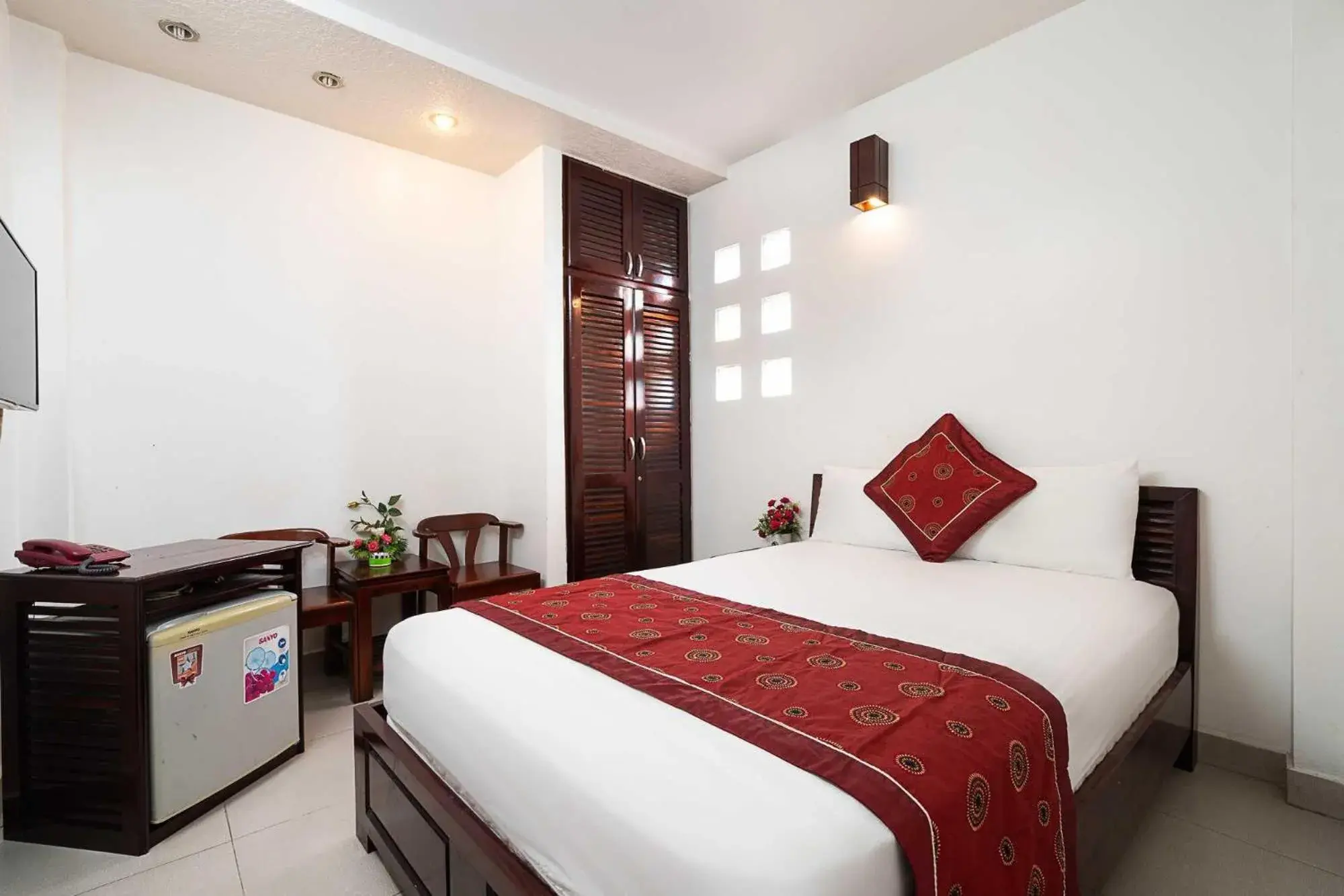 Superior Double Room in Collection O Dinh Dinh Hotel - Near Tan Son Nhat Airport Superior Double Room in Collection O Dinh Dinh Hotel - Near Tan Son Nhat Airport