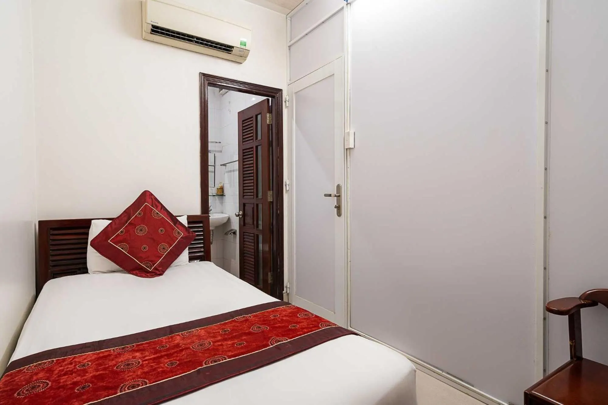 Bed in Collection O Dinh Dinh Hotel - Near Tan Son Nhat Airport