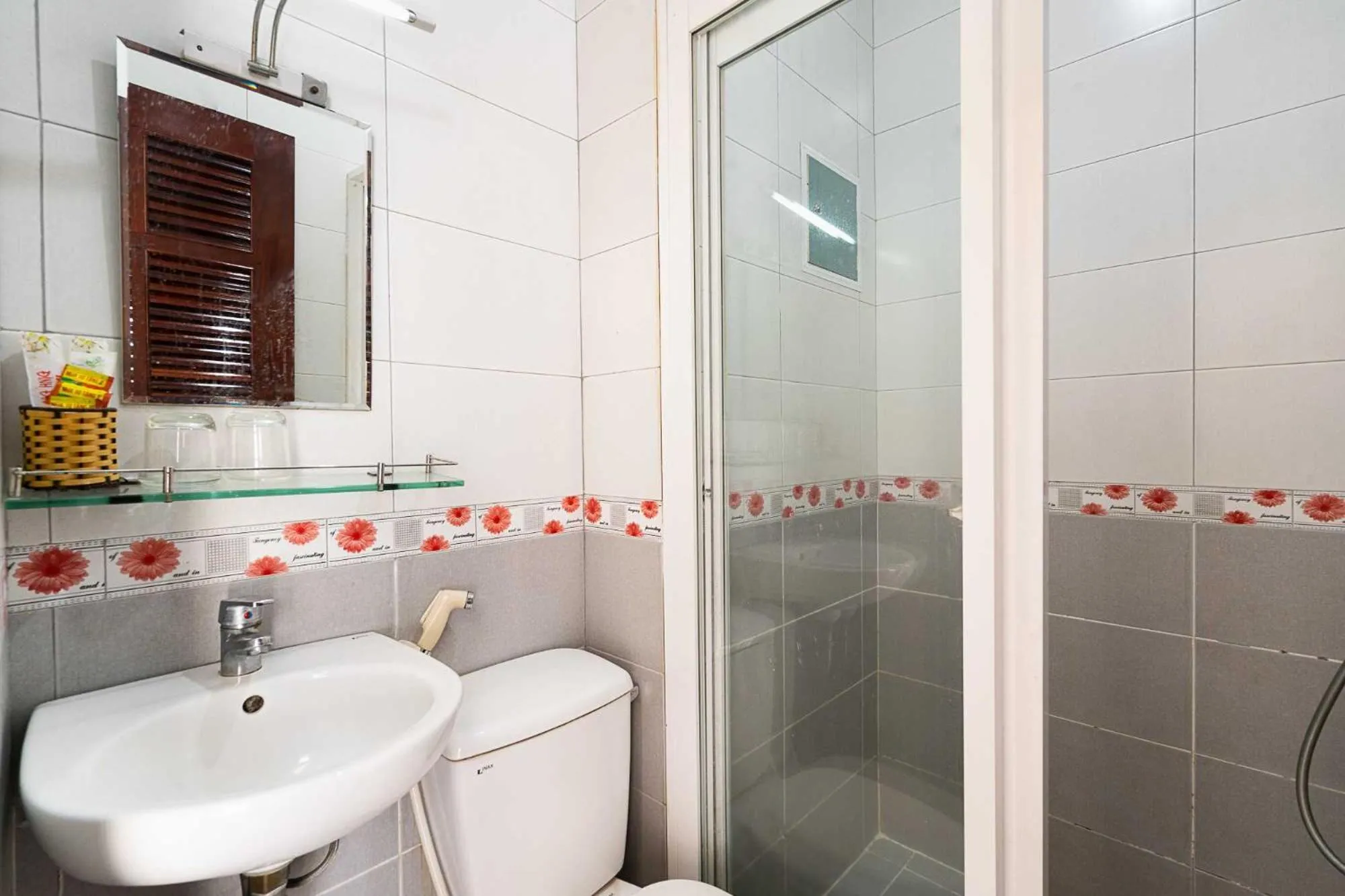 Bathroom in Collection O Dinh Dinh Hotel - Near Tan Son Nhat Airport