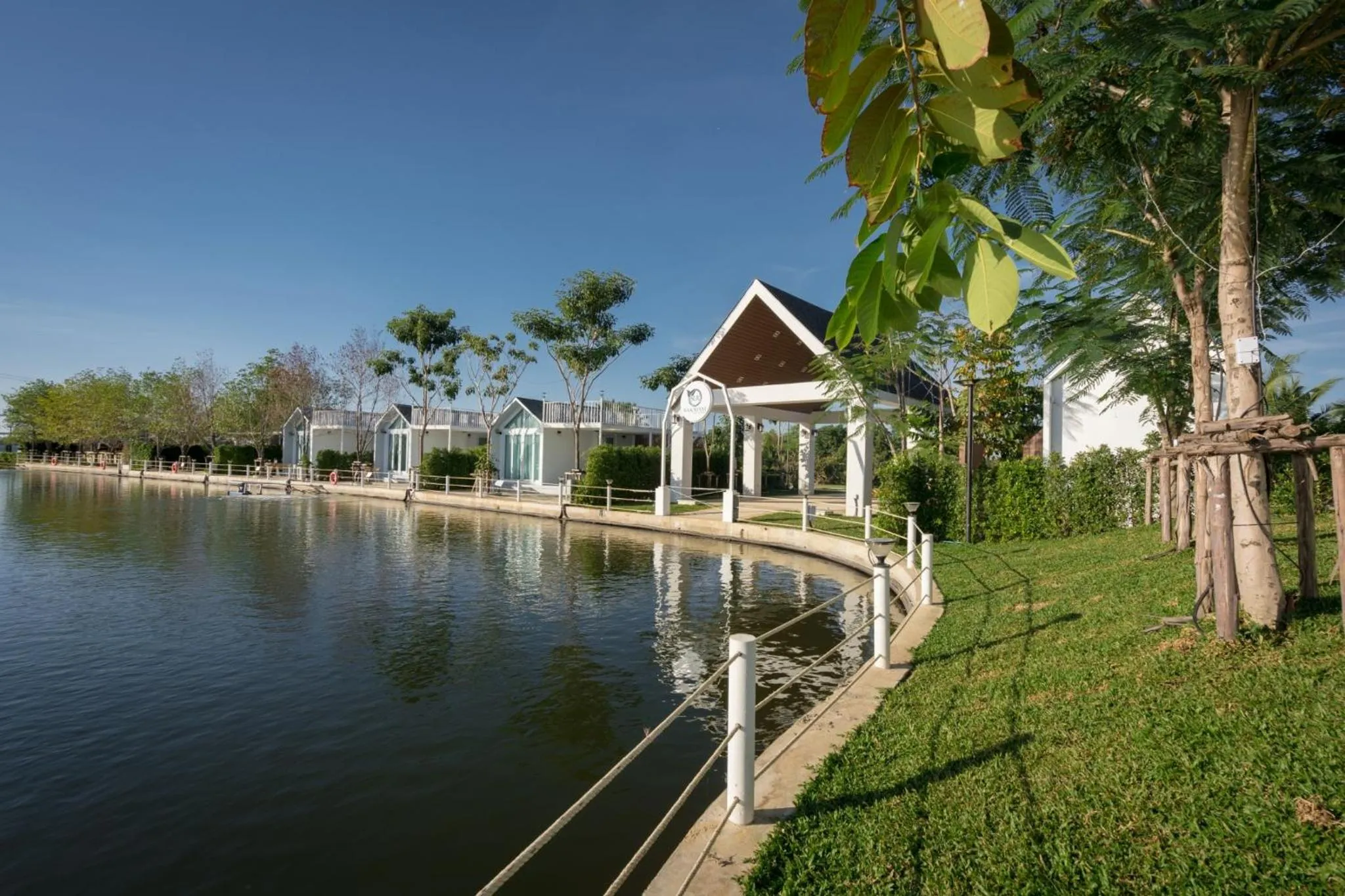 Saksiam Lakeside Resort