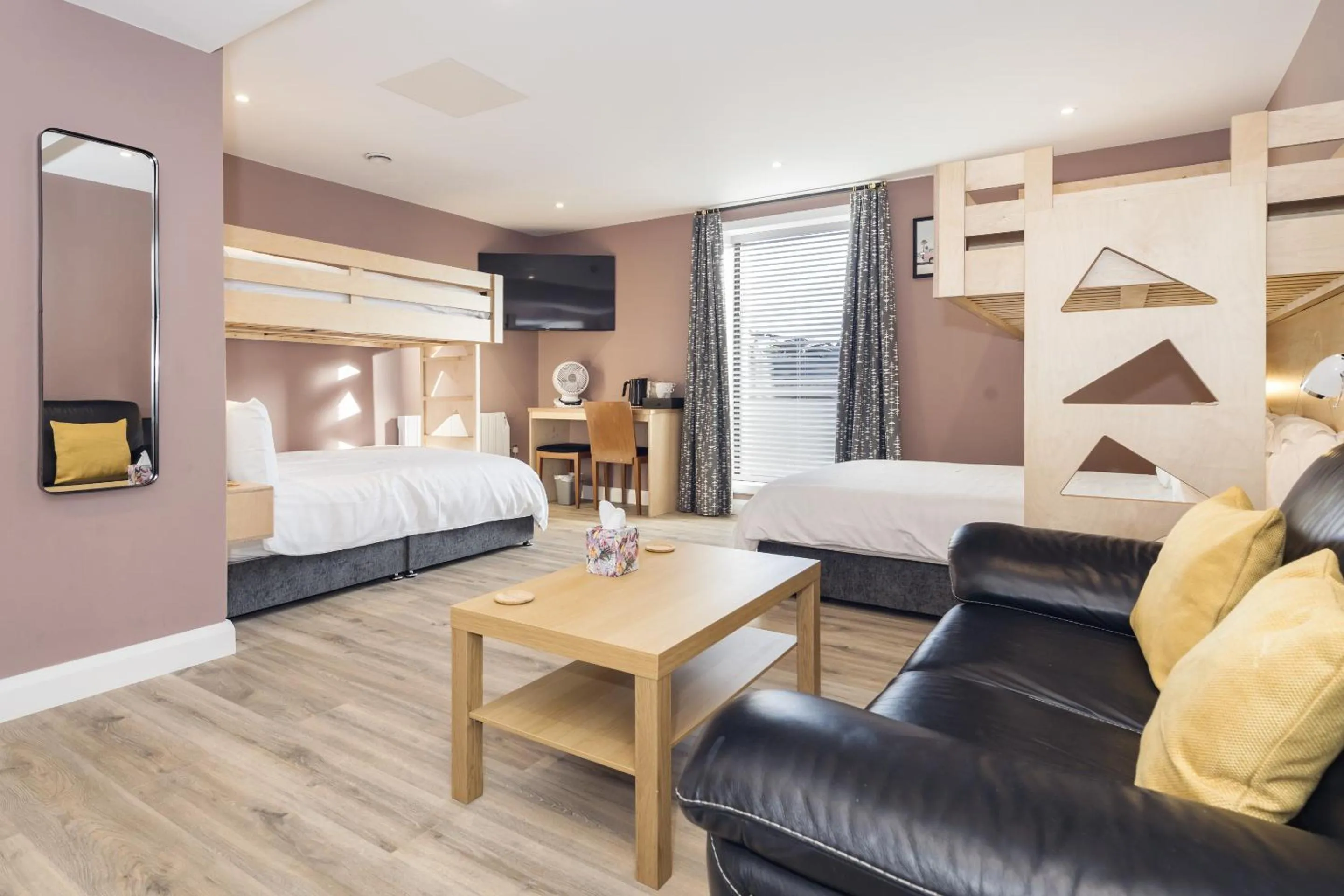 Bedroom, Bed in Port 56