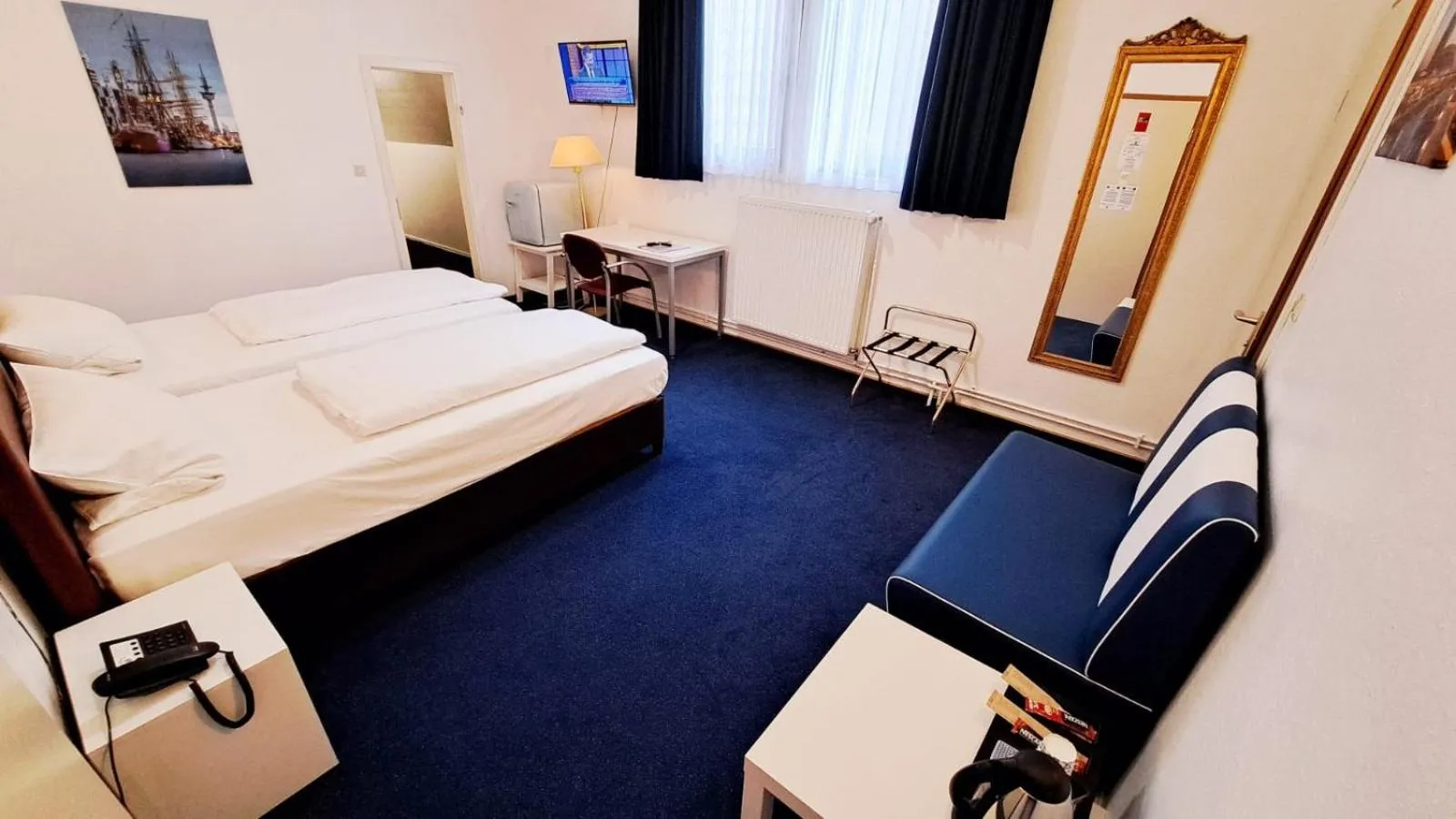 Photo of the whole room, Bed in Hotel Columbus und Glamping