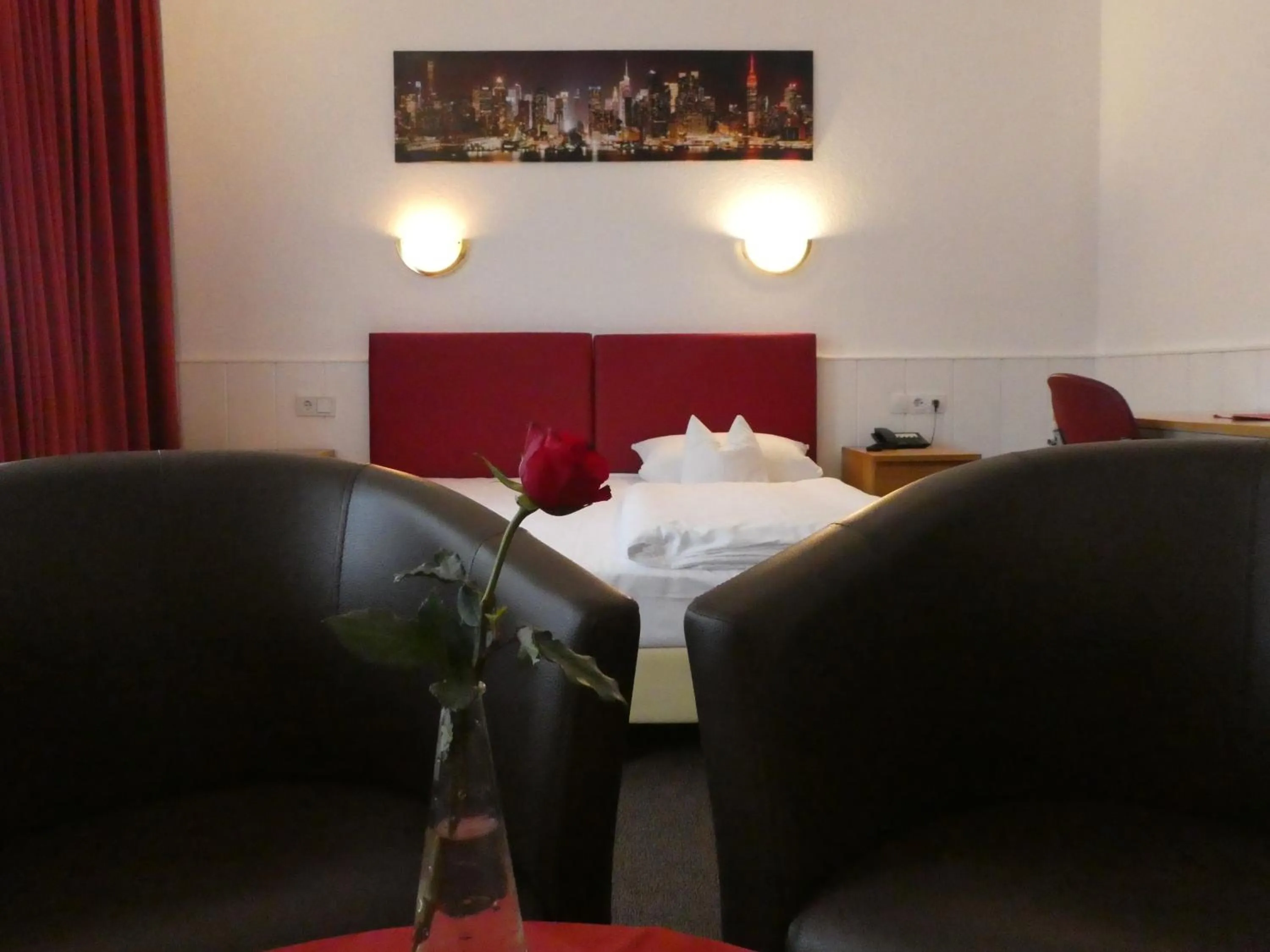 Photo of the whole room, Bed in Hotel Columbus und Glamping