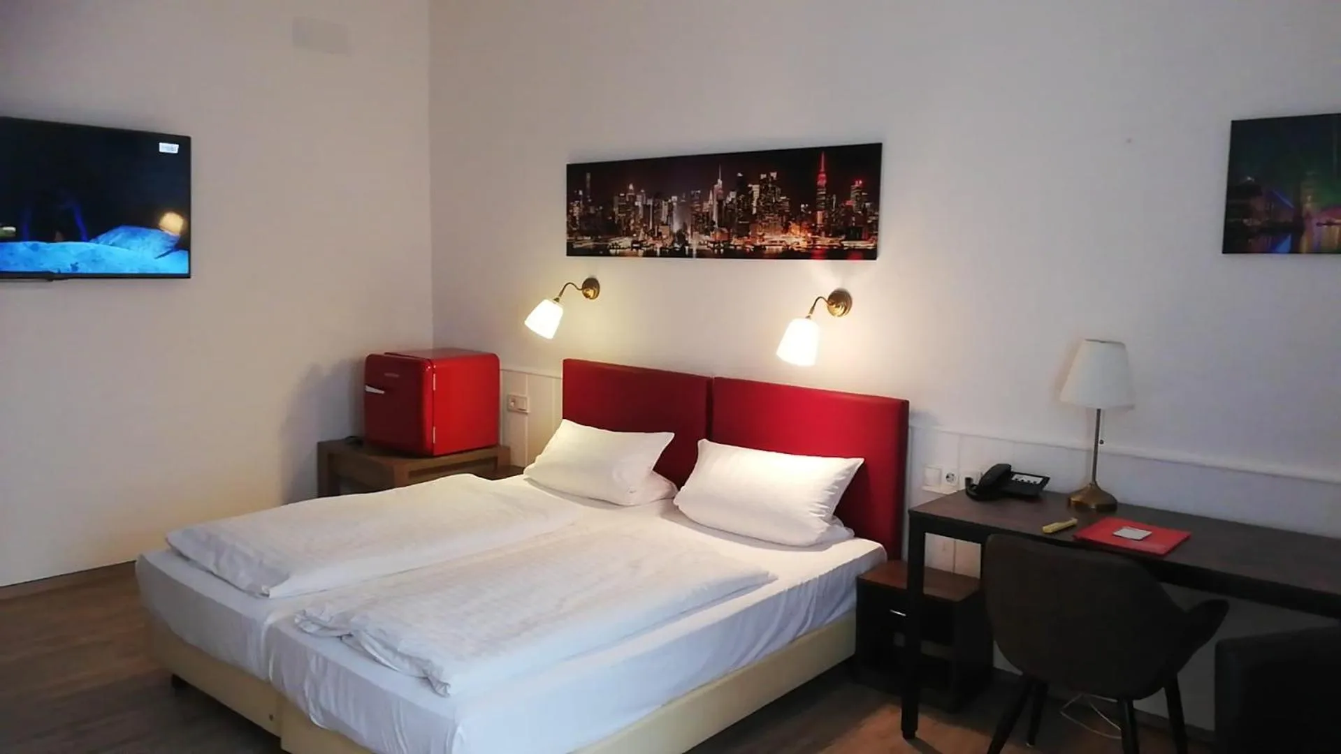 Photo of the whole room, Bed in Hotel Columbus und Glamping