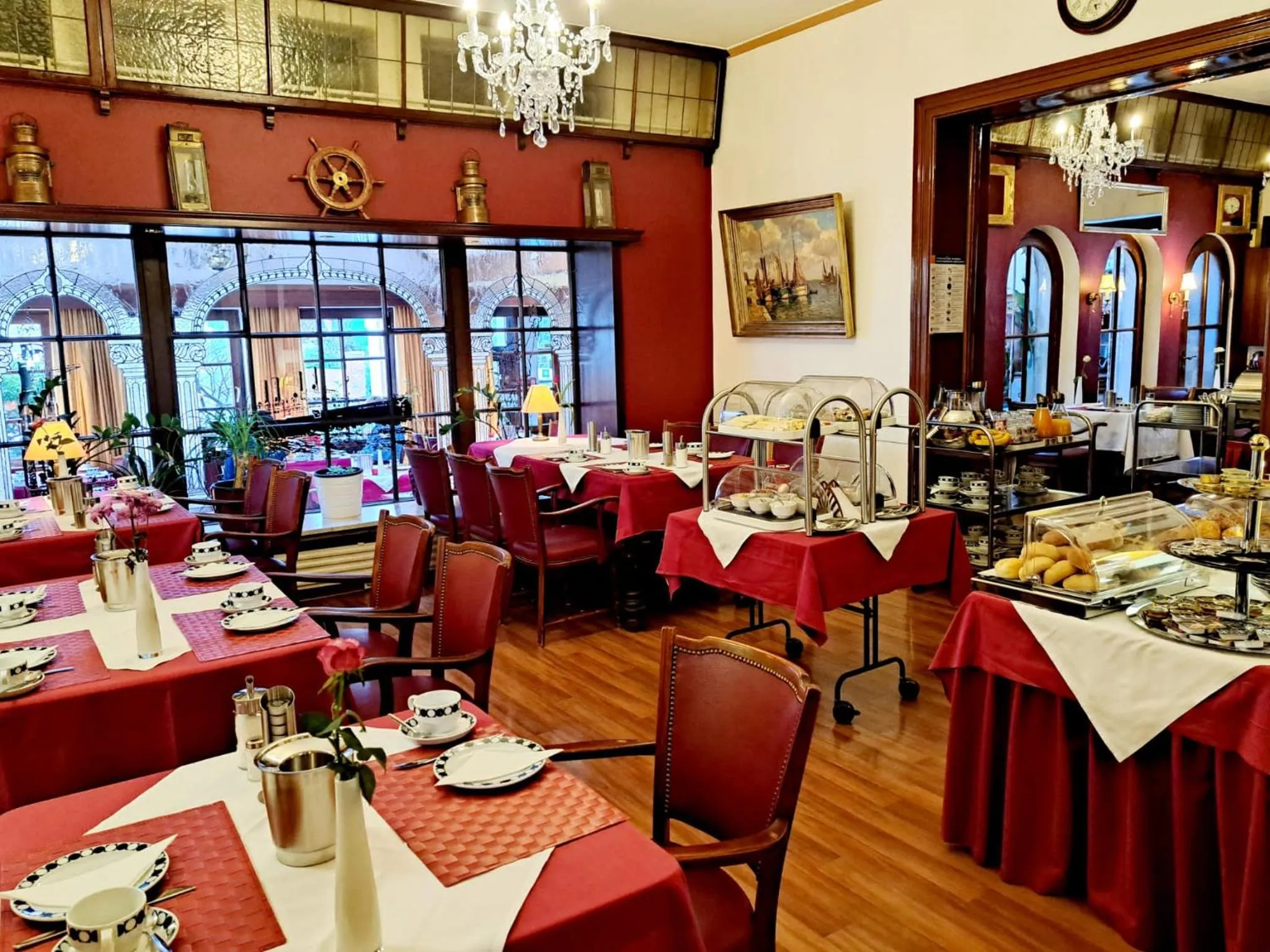 Breakfast in Hotel Columbus und Glamping