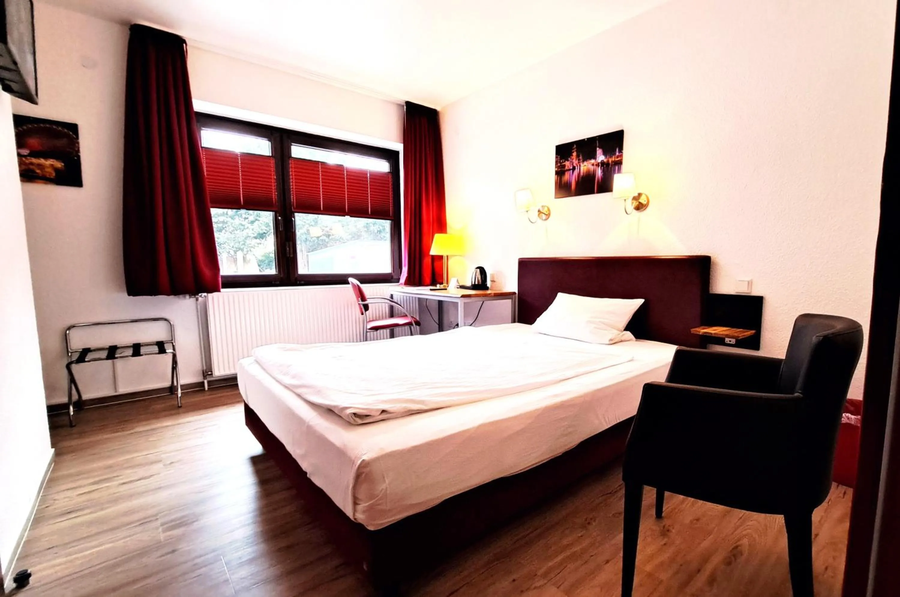 Photo of the whole room, Bed in Hotel Columbus und Glamping