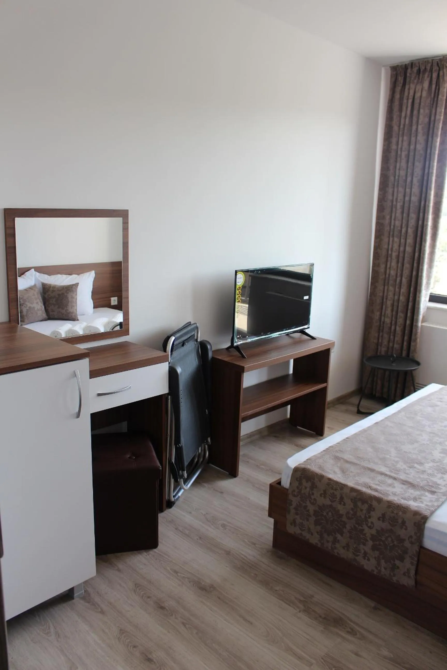 hair dresser, Bed in Weißer Schwan Белият лебед