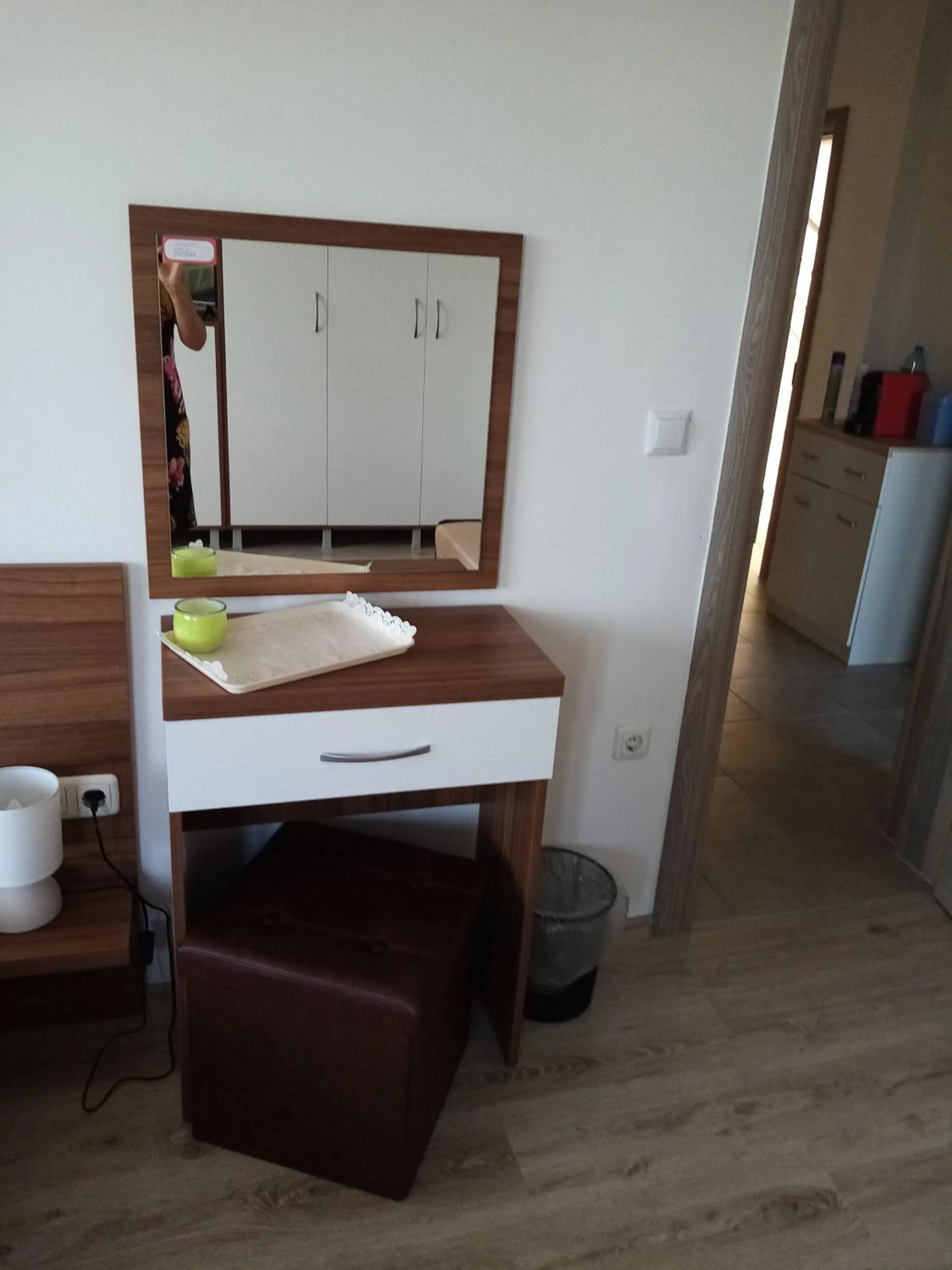 hair dresser in Weißer Schwan Белият лебед