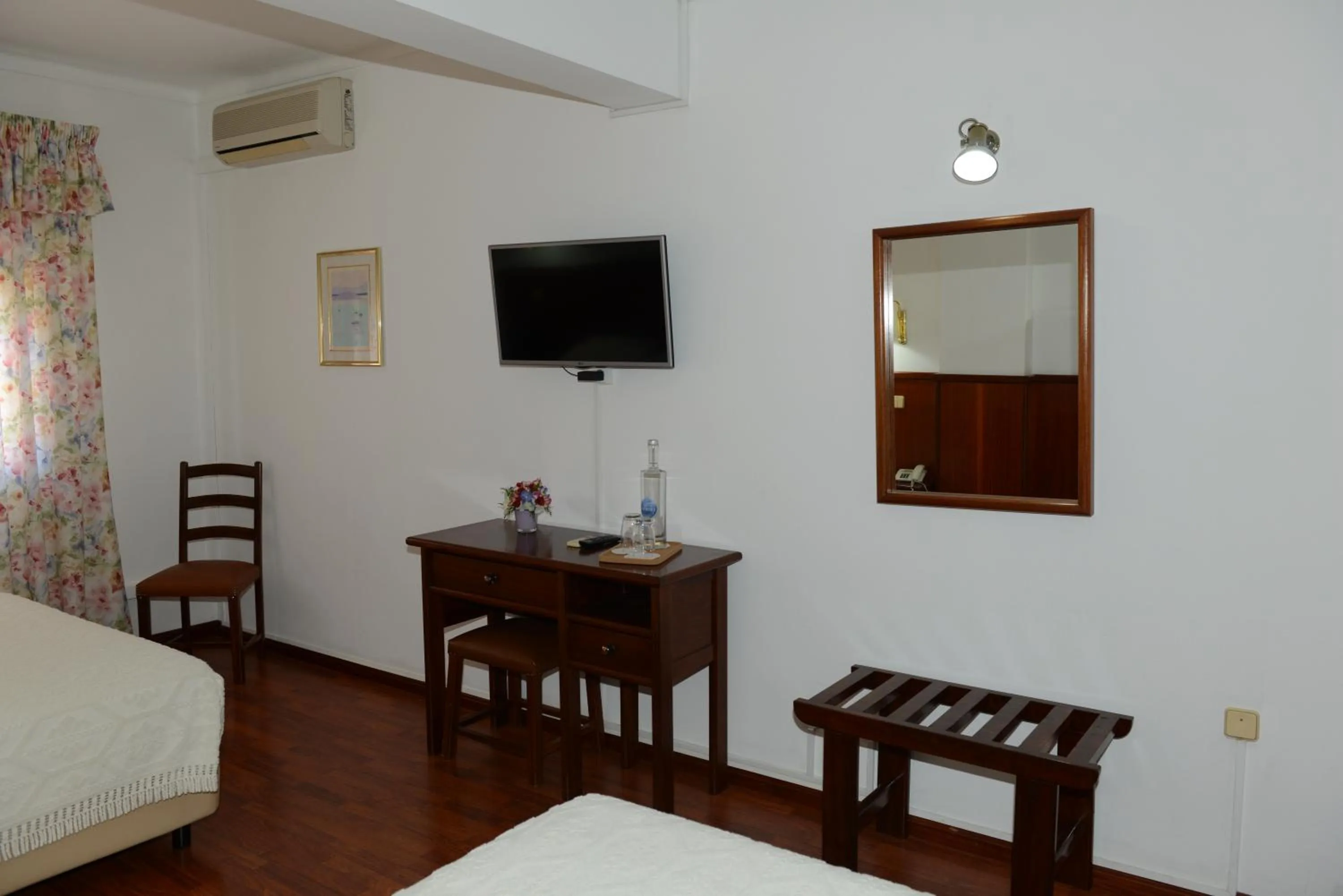 TV and multimedia, Bed in Estalagem Sequeira