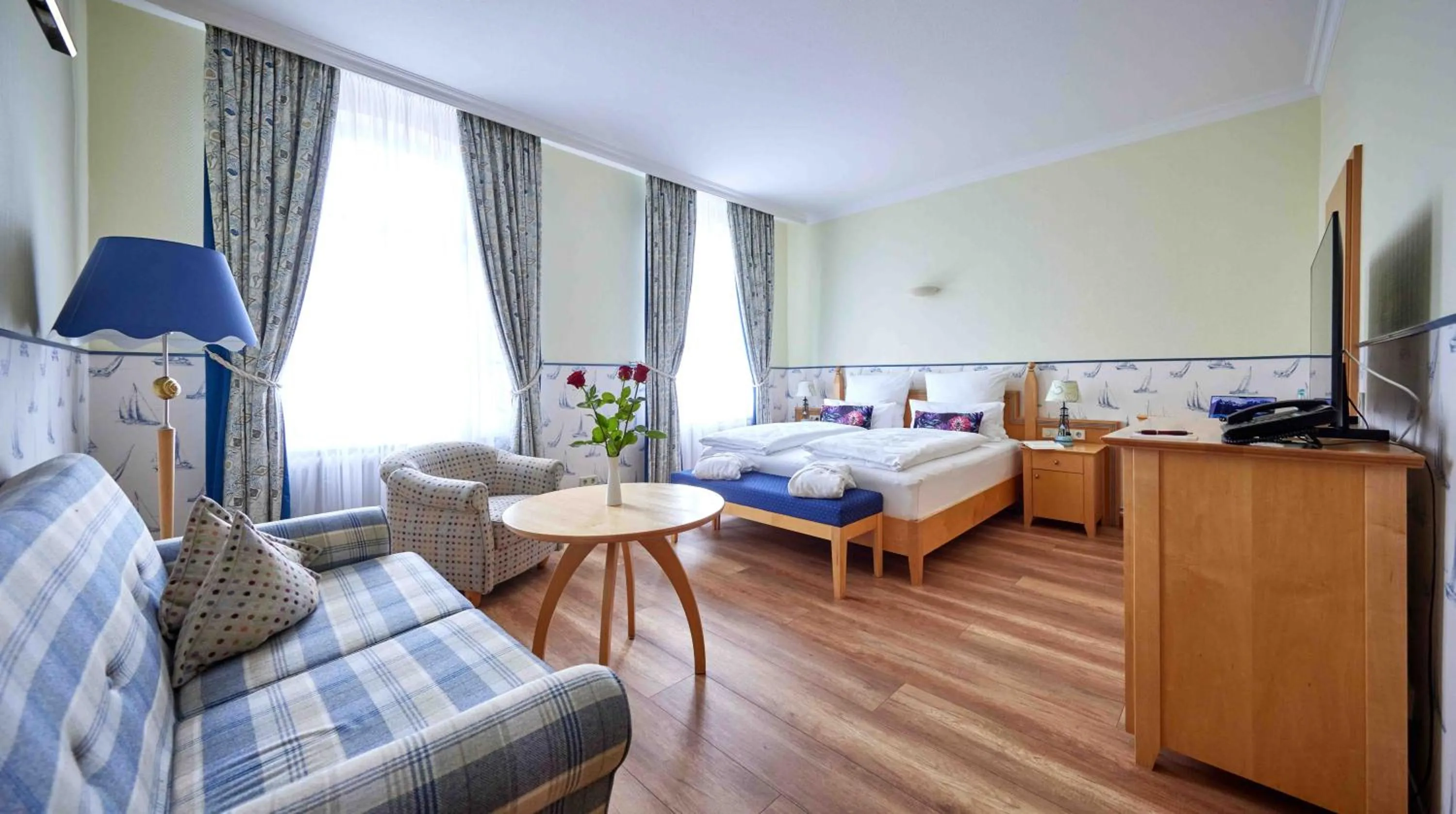 Photo of the whole room, Bed in Inselhotel VierJahreszeiten