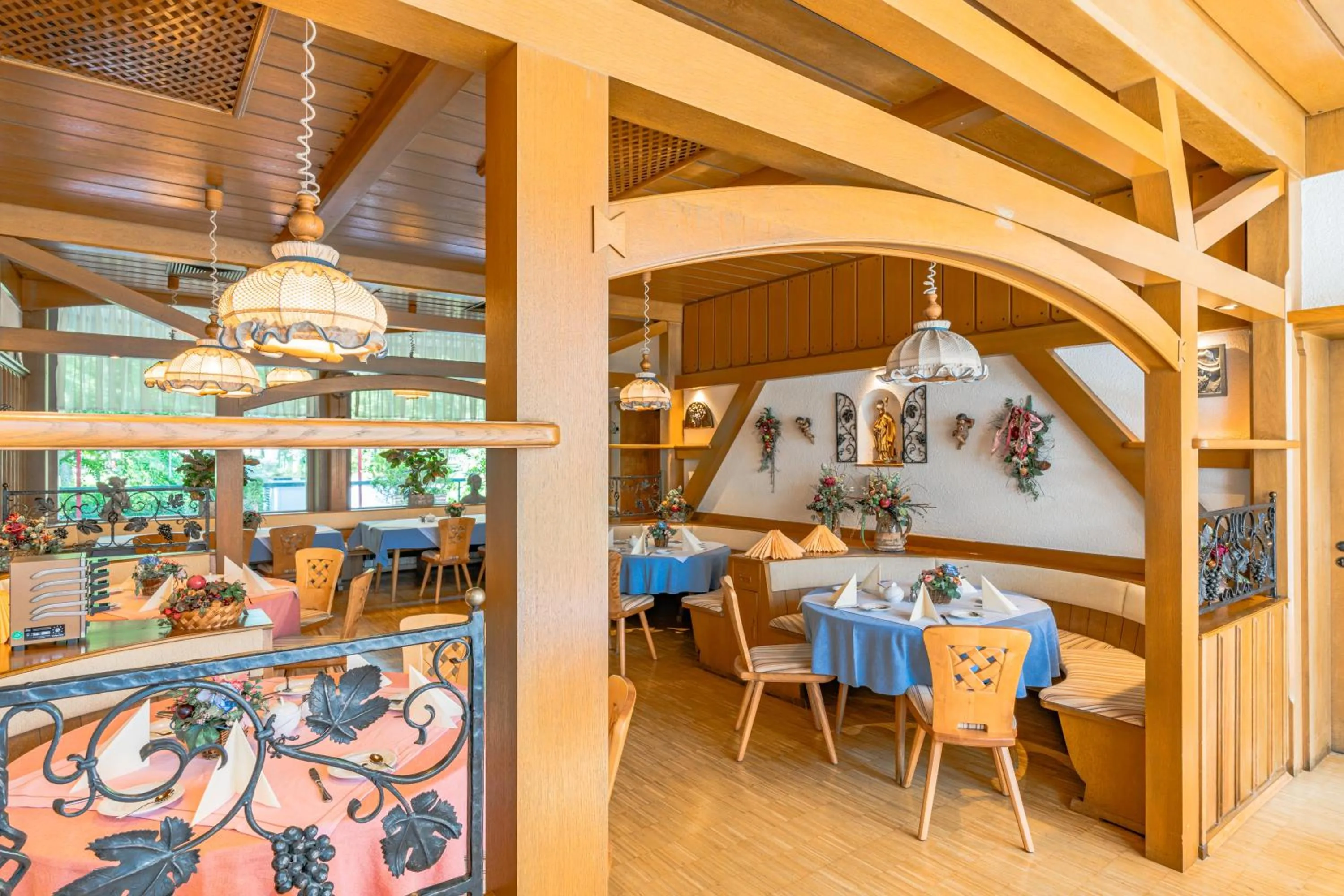 Seating area in Parkhotel Crombach