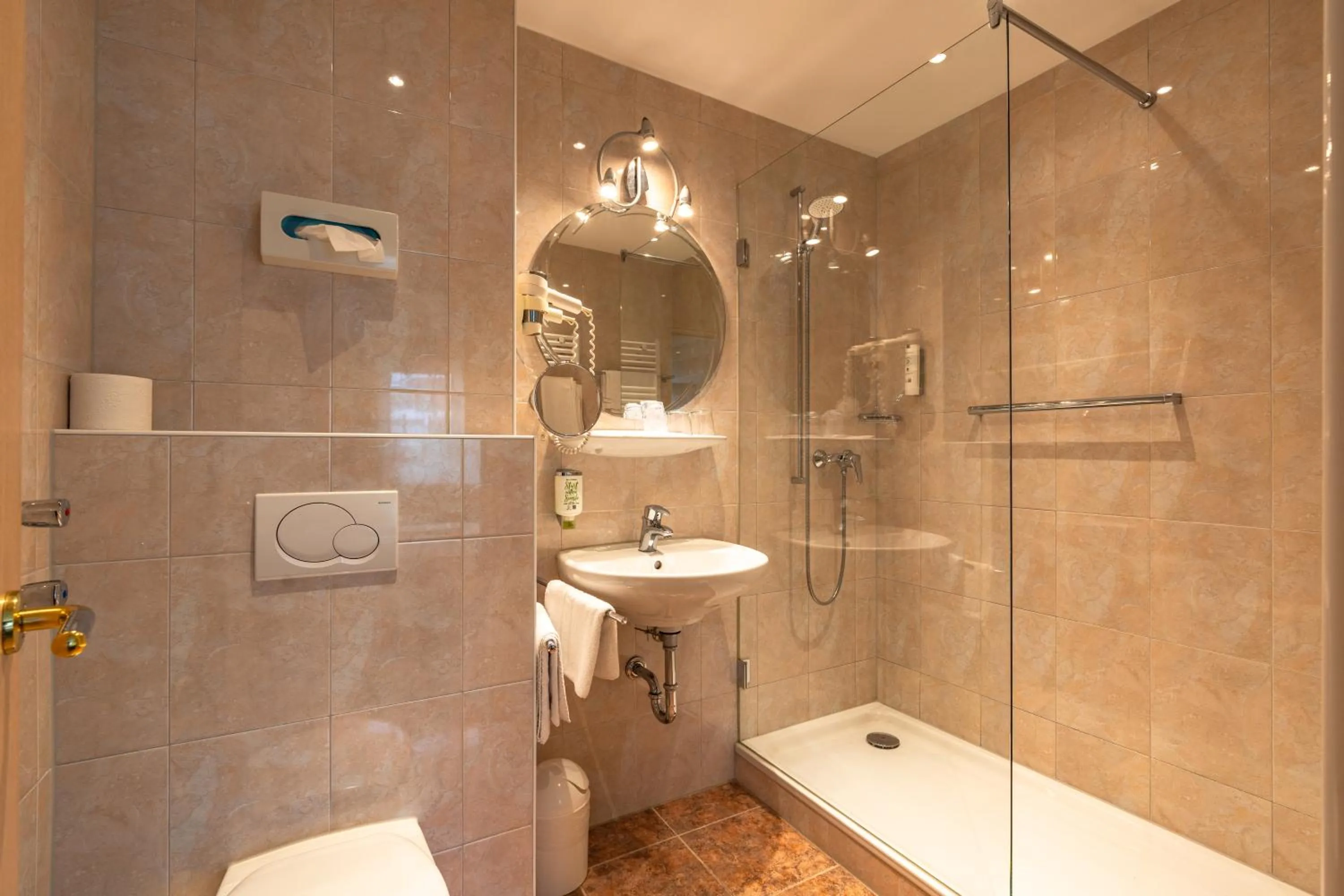 Shower in Parkhotel Crombach