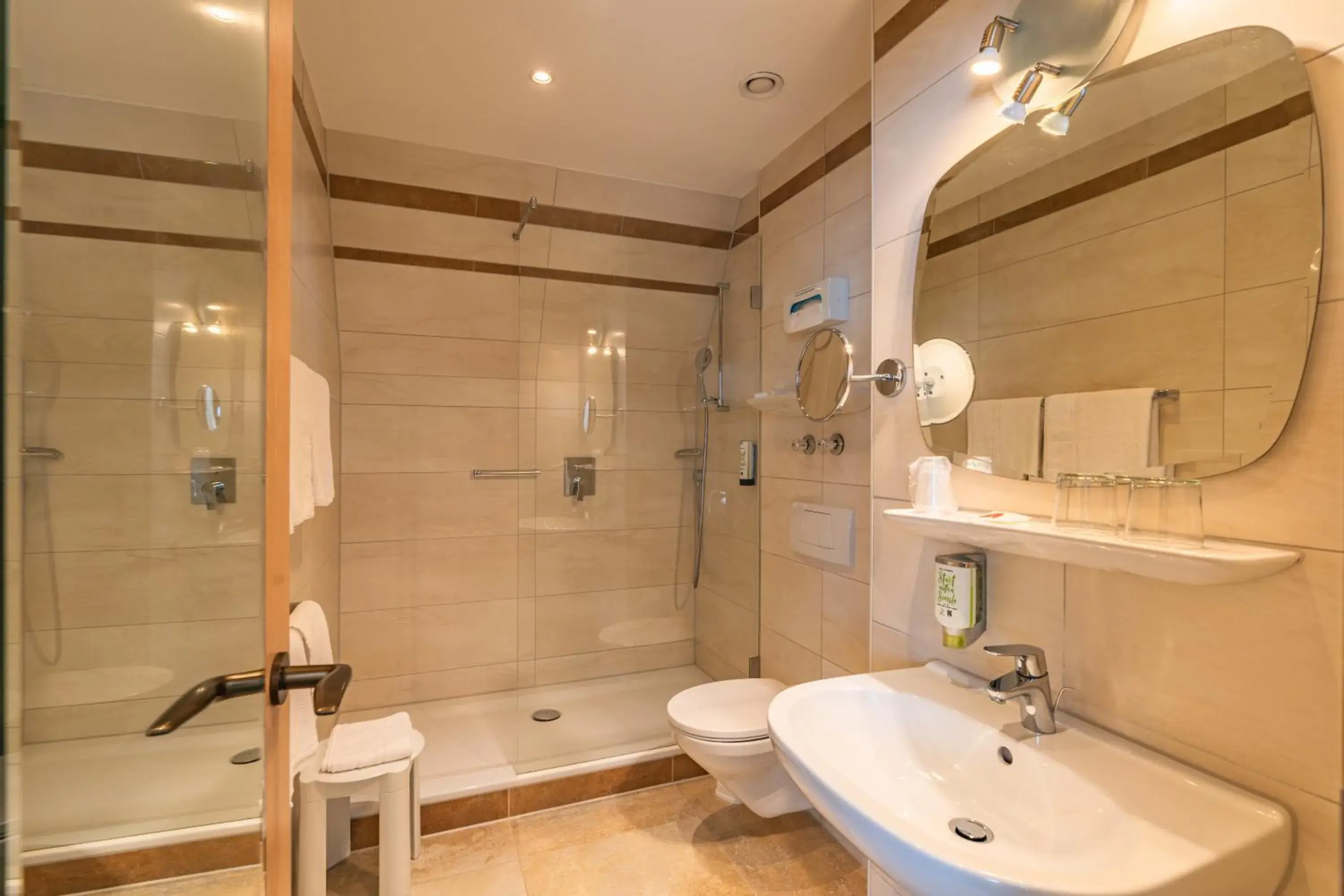 Deluxe Double Room in Parkhotel Crombach Deluxe Double Room in Parkhotel Crombach