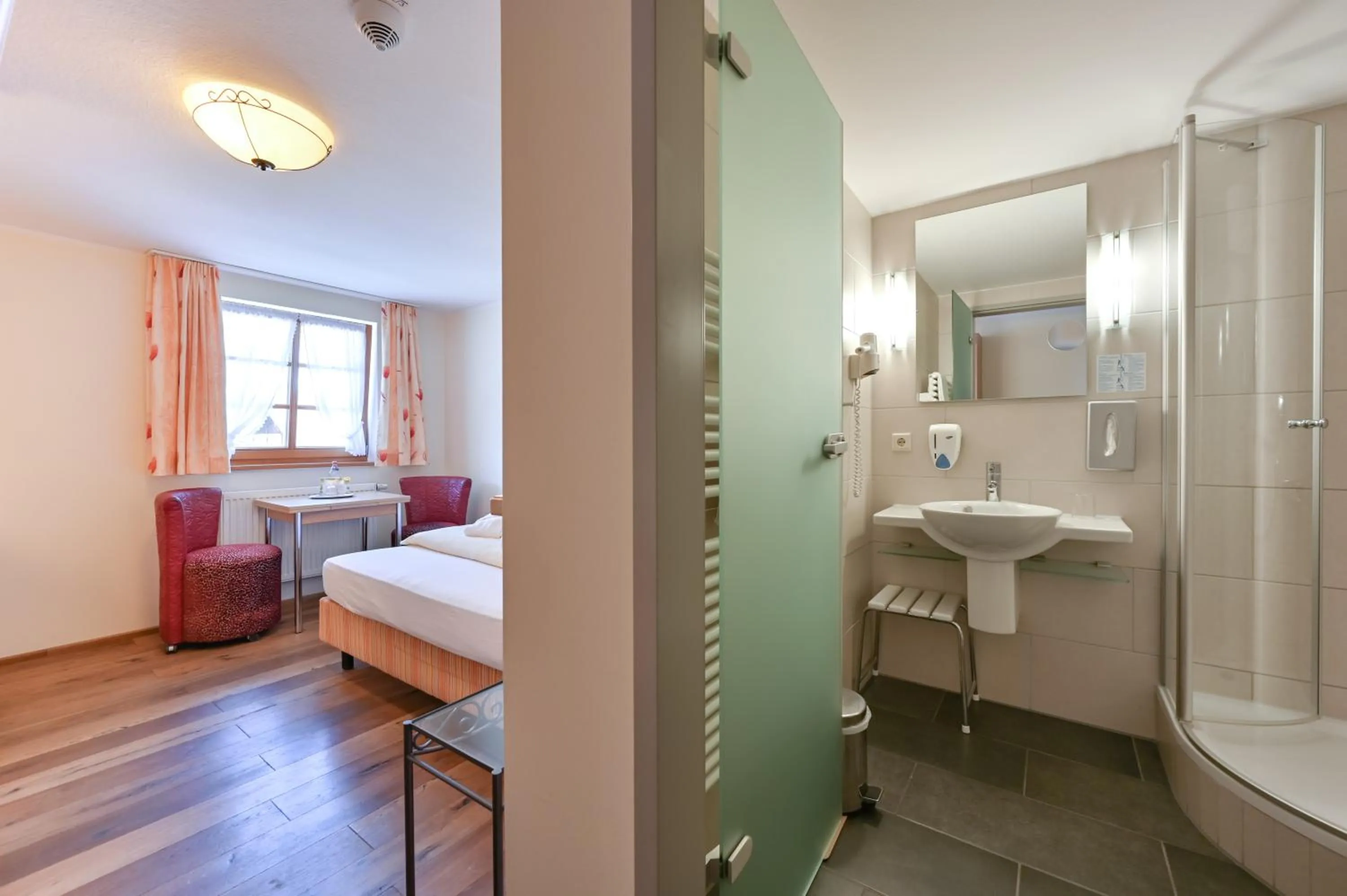 Bathroom, Bed in Hotel Weinbauer