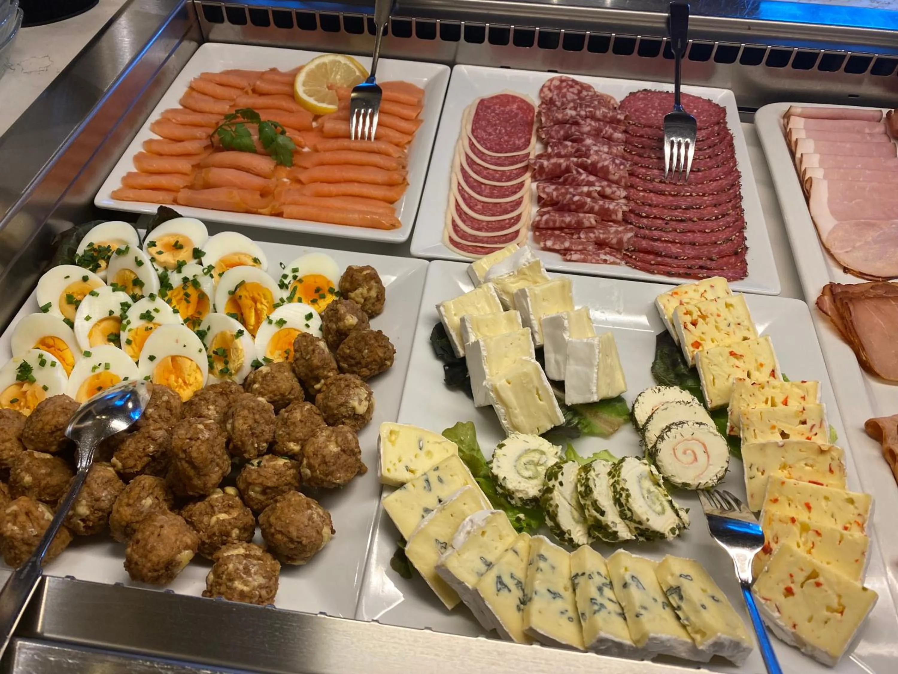 Buffet breakfast in Hotel Weinbauer