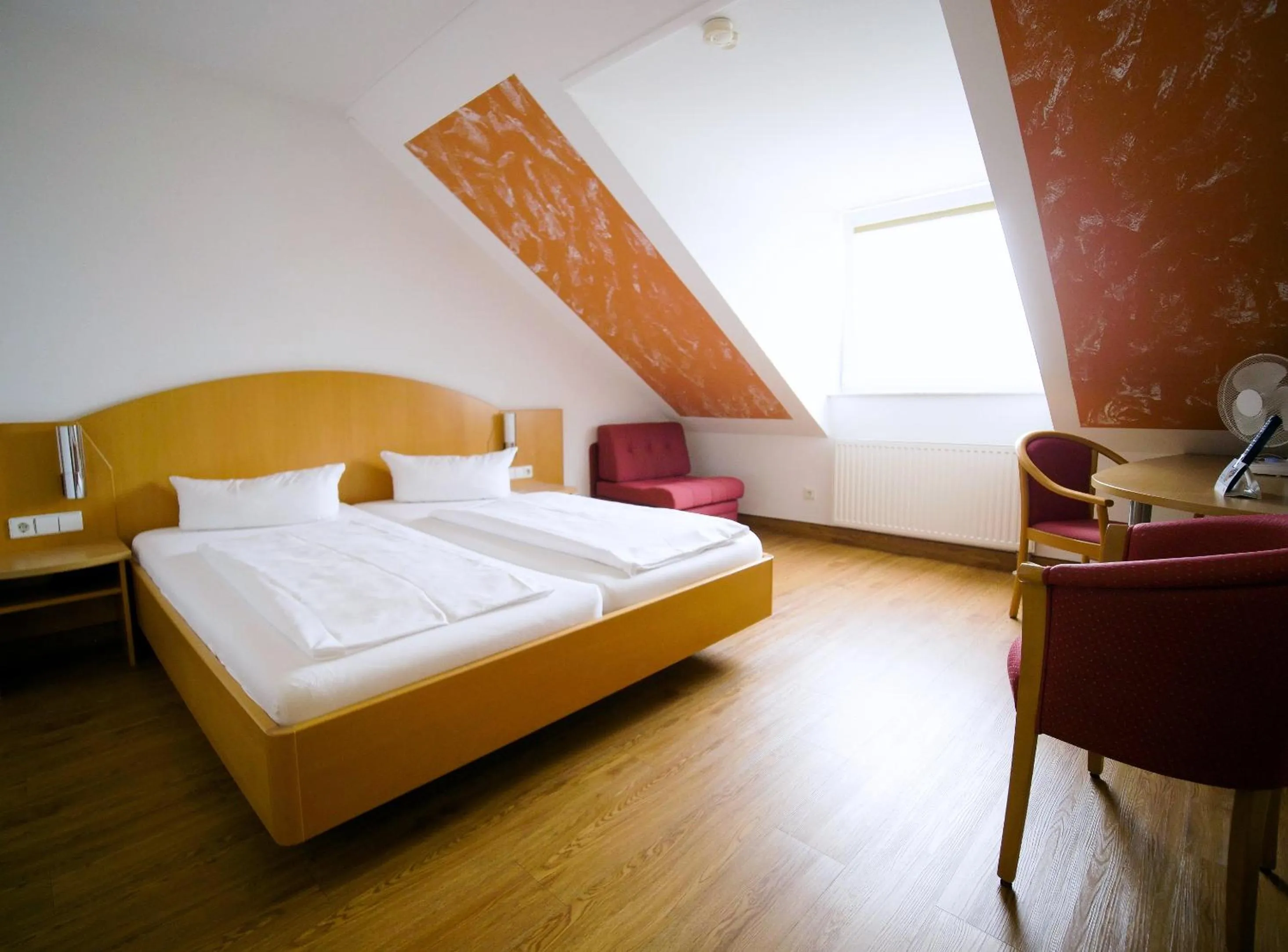 Bed in Hotel SunParc - SHUTTLE zum Europa-Park Rust 4km & Rulantica 2km