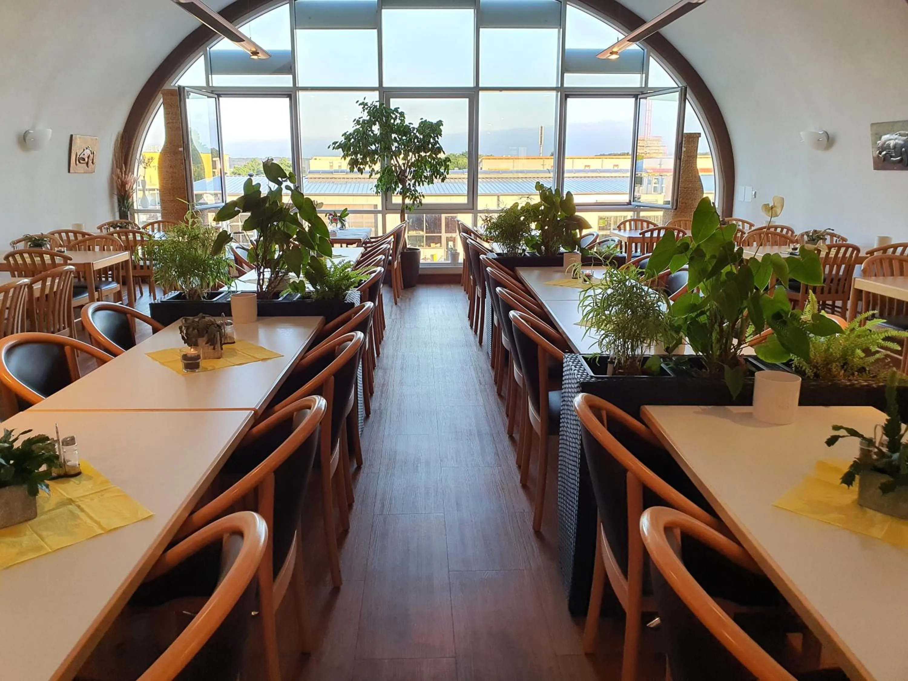 Breakfast in Hotel SunParc - SHUTTLE zum Europa-Park Rust 4km & Rulantica 2km