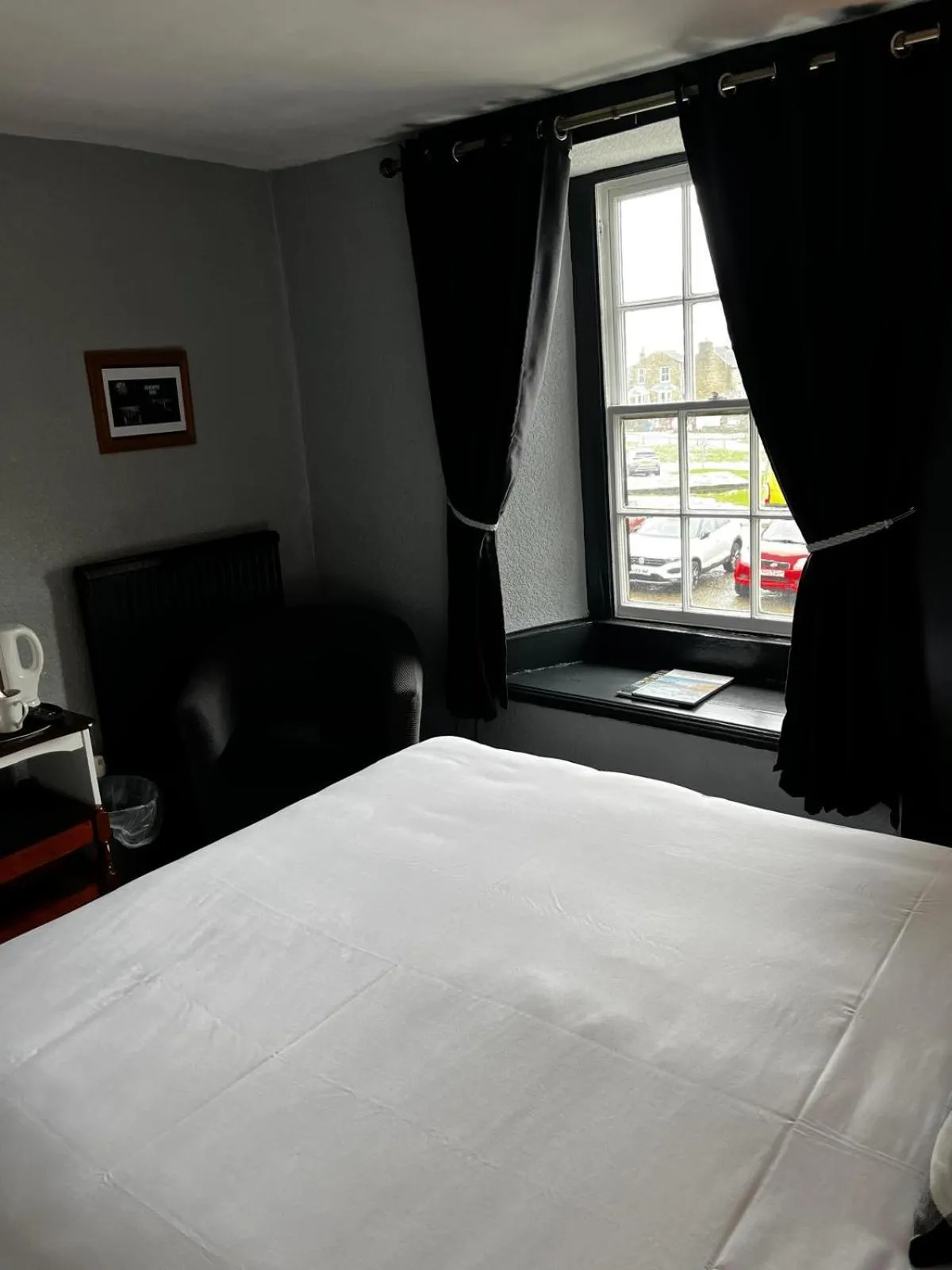 Bedroom, Bed in Black Bull Hotel