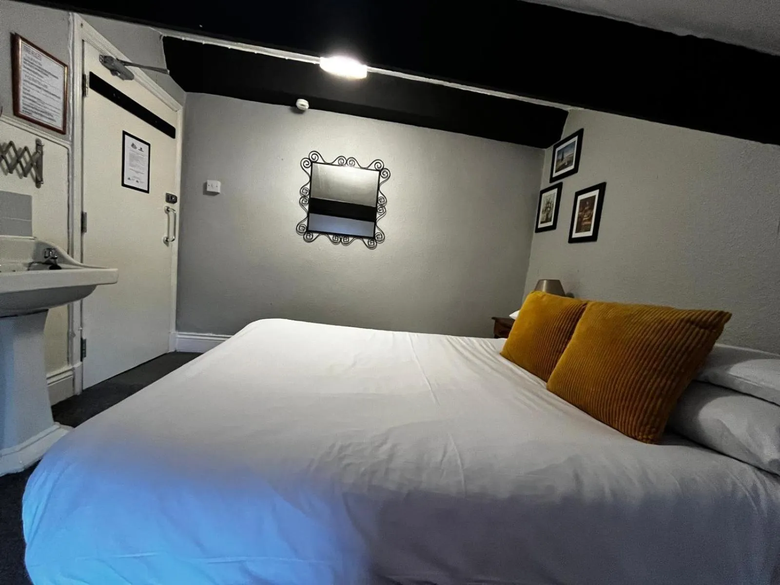 Bedroom, Bed in Black Bull Hotel