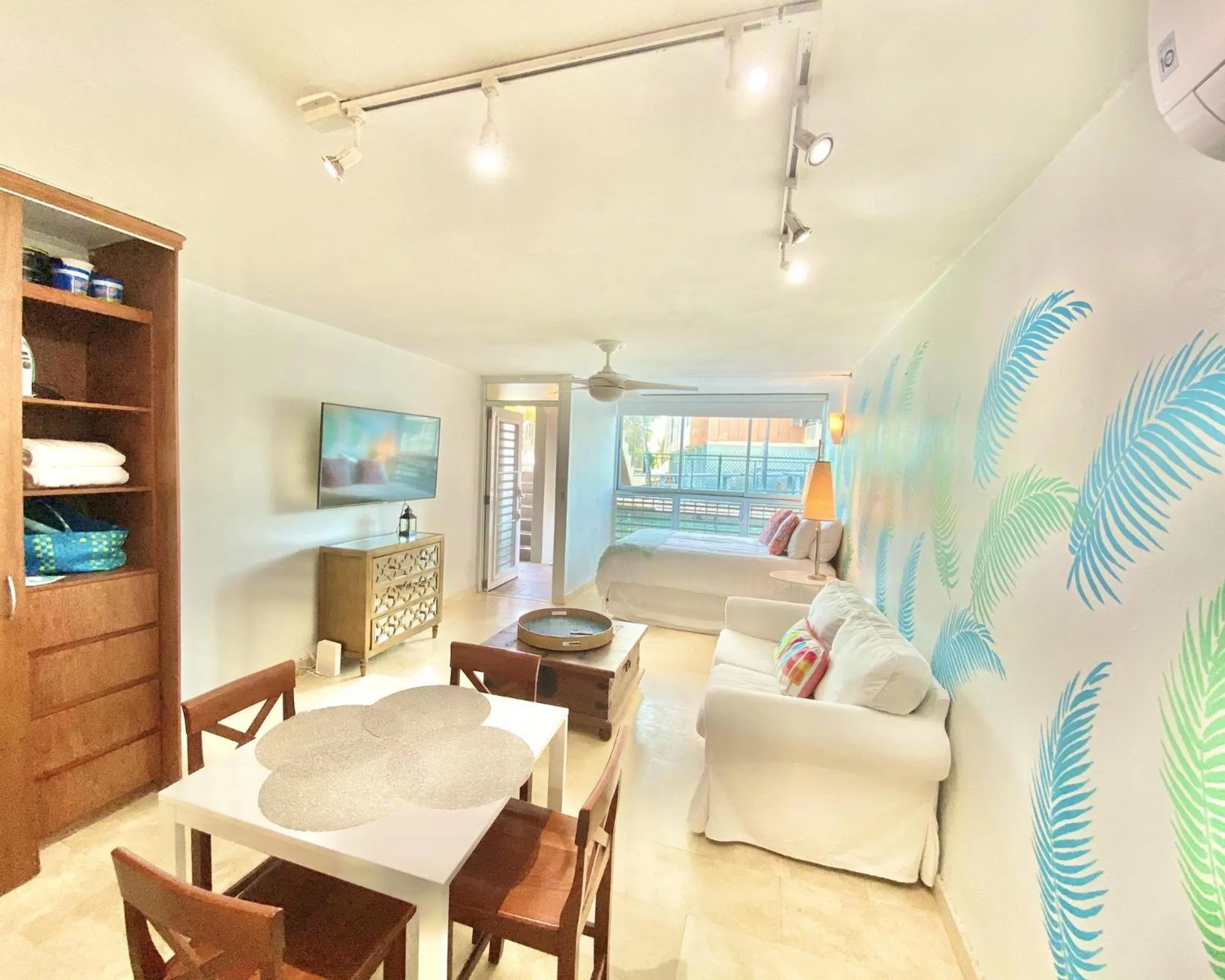 KASA El Sol by the Sea with Pool and Parking
