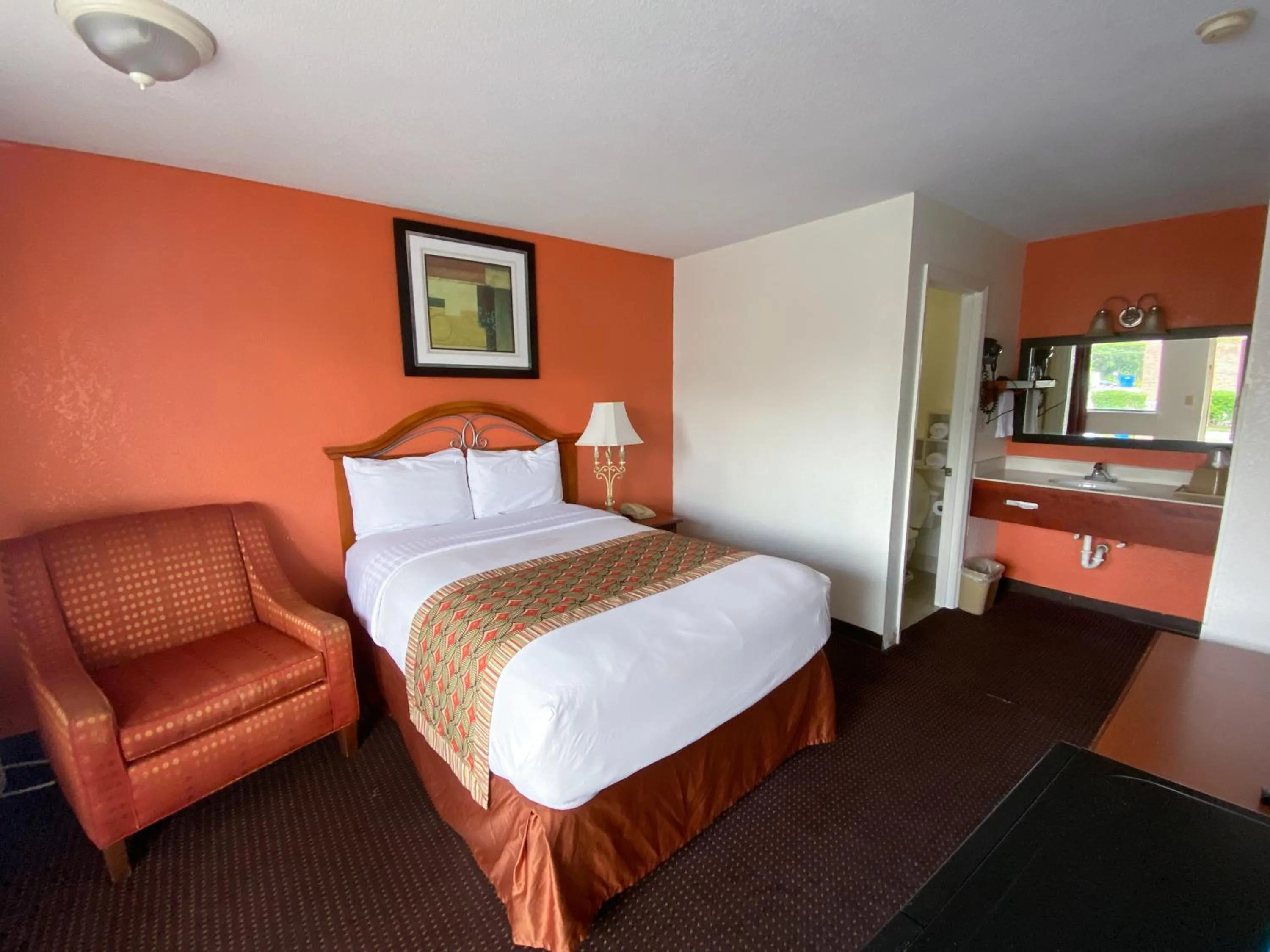 Bedroom, Bed in Royal Inn Richmond Hill- Savannah I-95