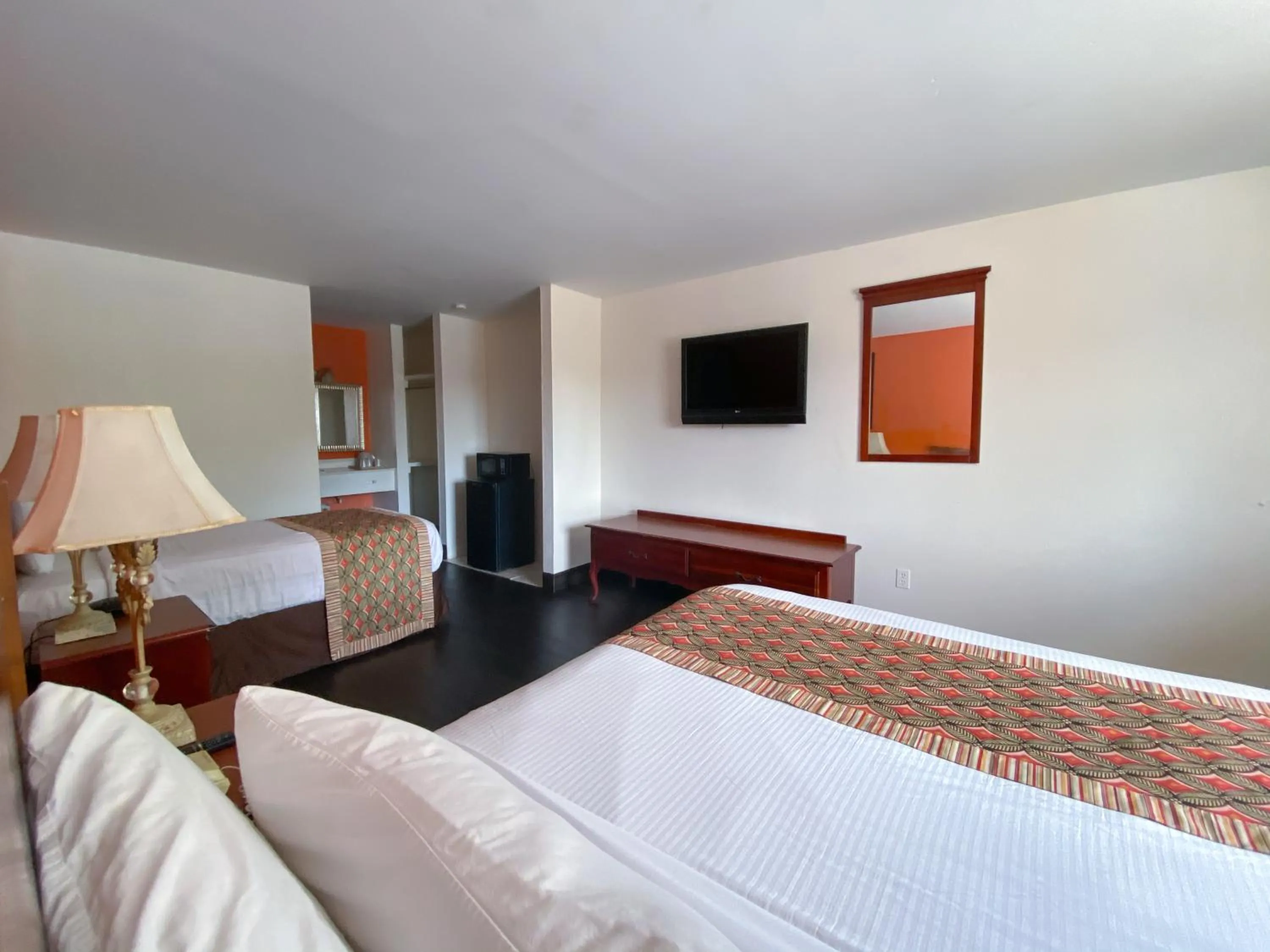 TV and multimedia, Bed in Royal Inn Richmond Hill- Savannah I-95