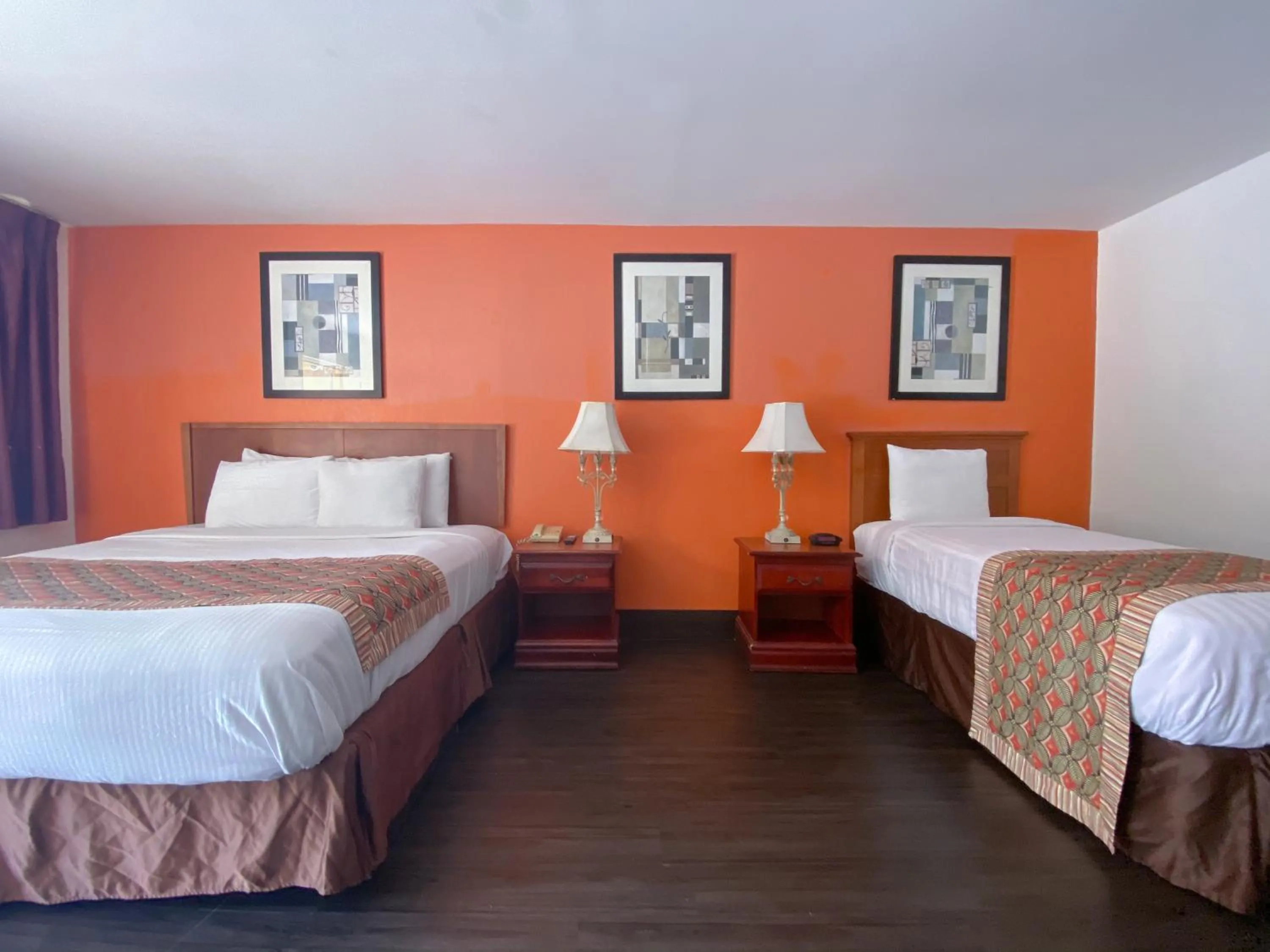 Bedroom, Bed in Royal Inn Richmond Hill- Savannah I-95