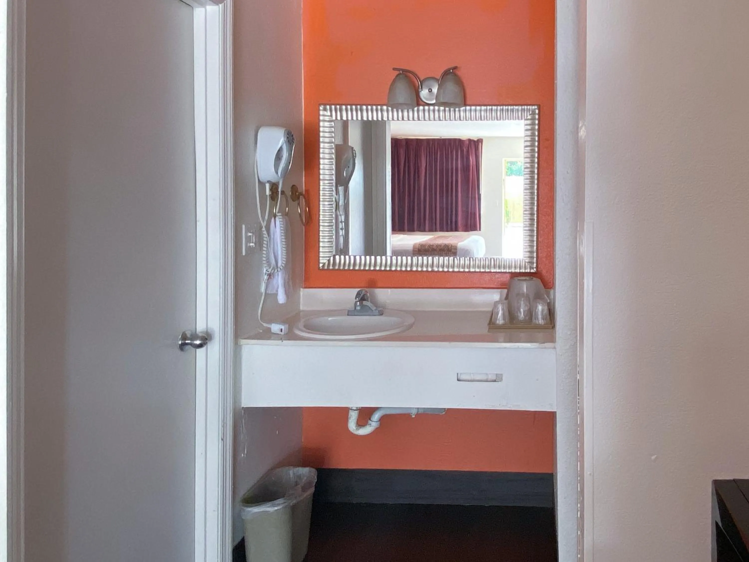 Bathroom in Royal Inn Richmond Hill- Savannah I-95