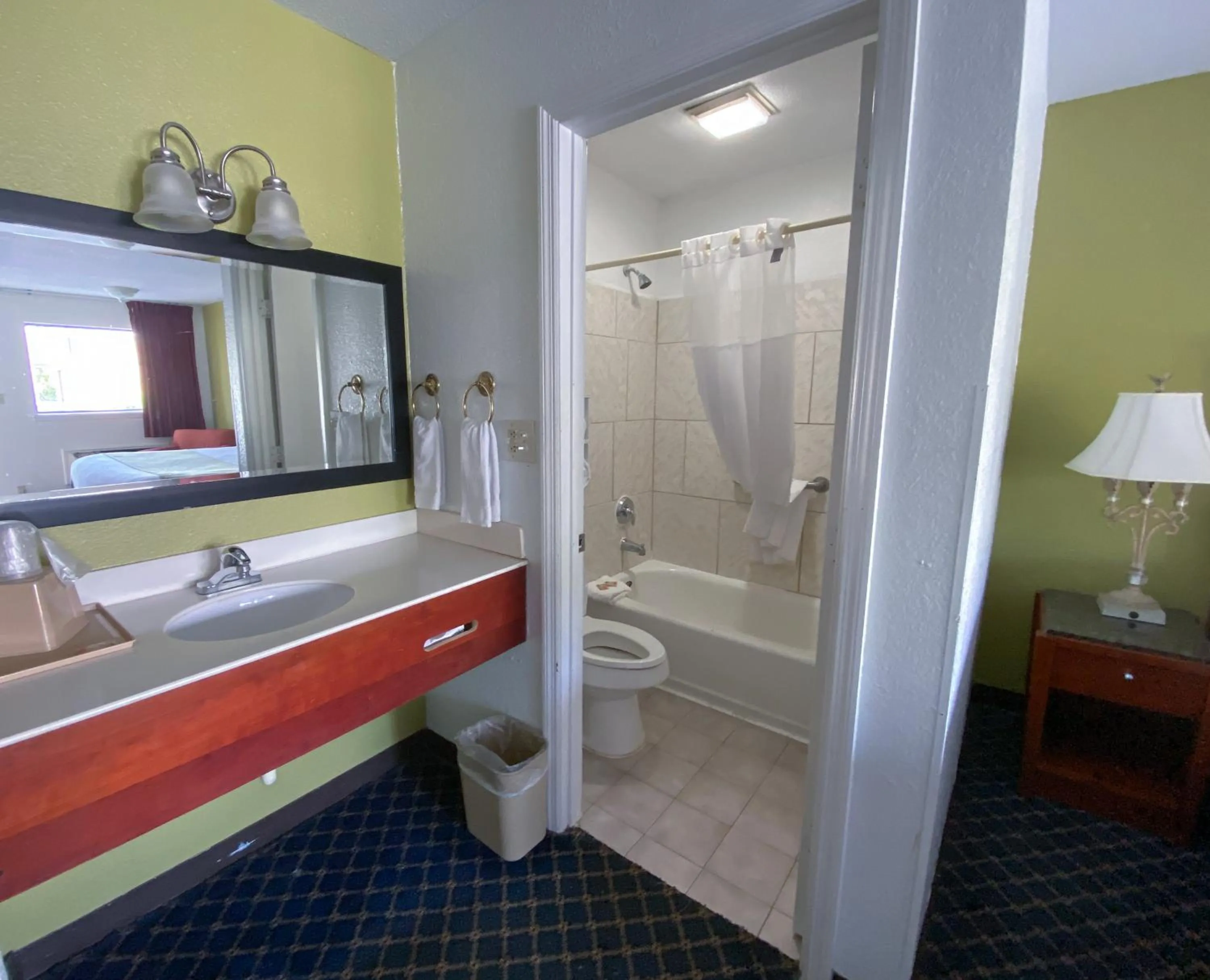 Bathroom in Royal Inn Richmond Hill- Savannah I-95