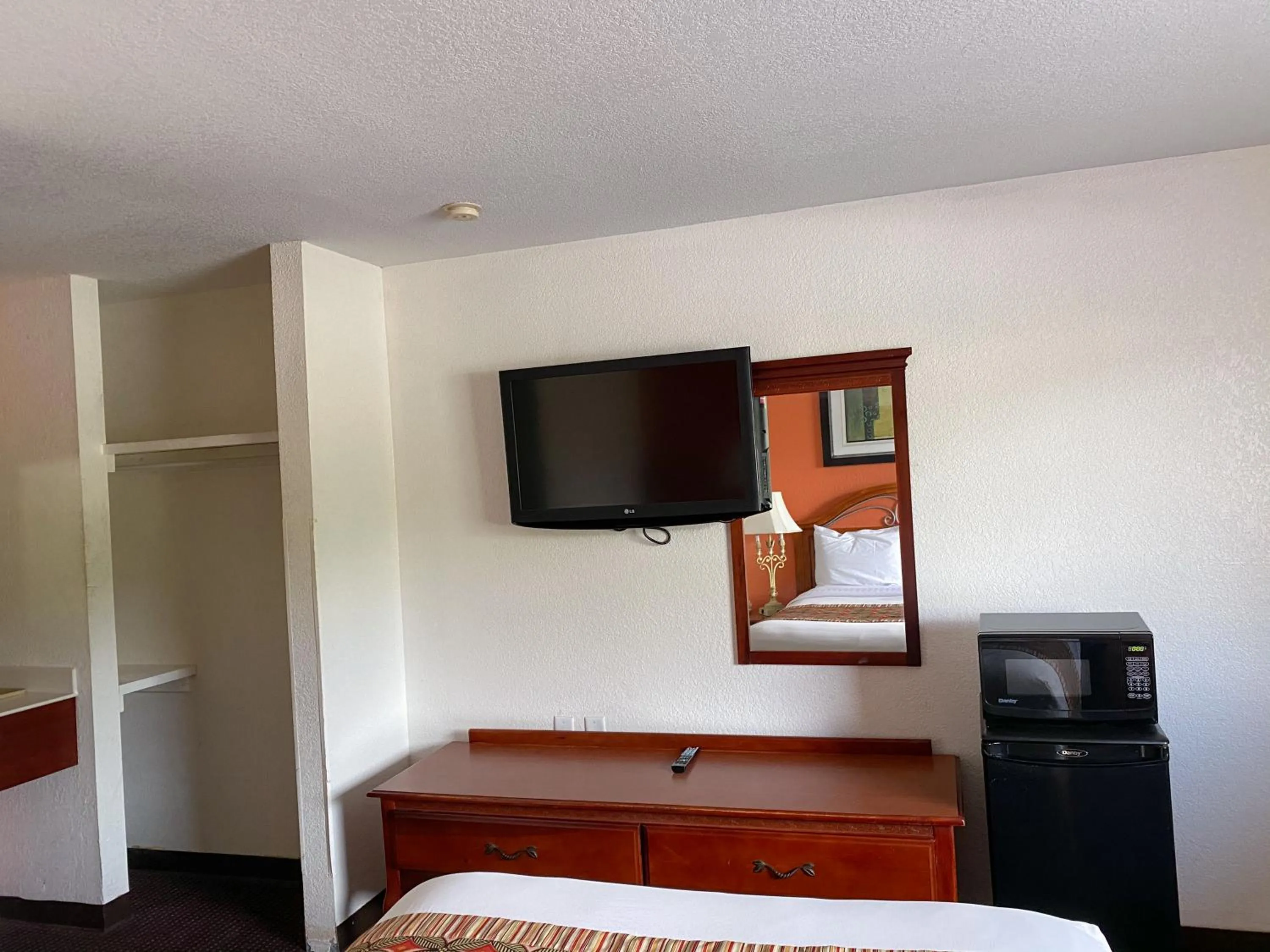 TV and multimedia, Bed in Royal Inn Richmond Hill- Savannah I-95