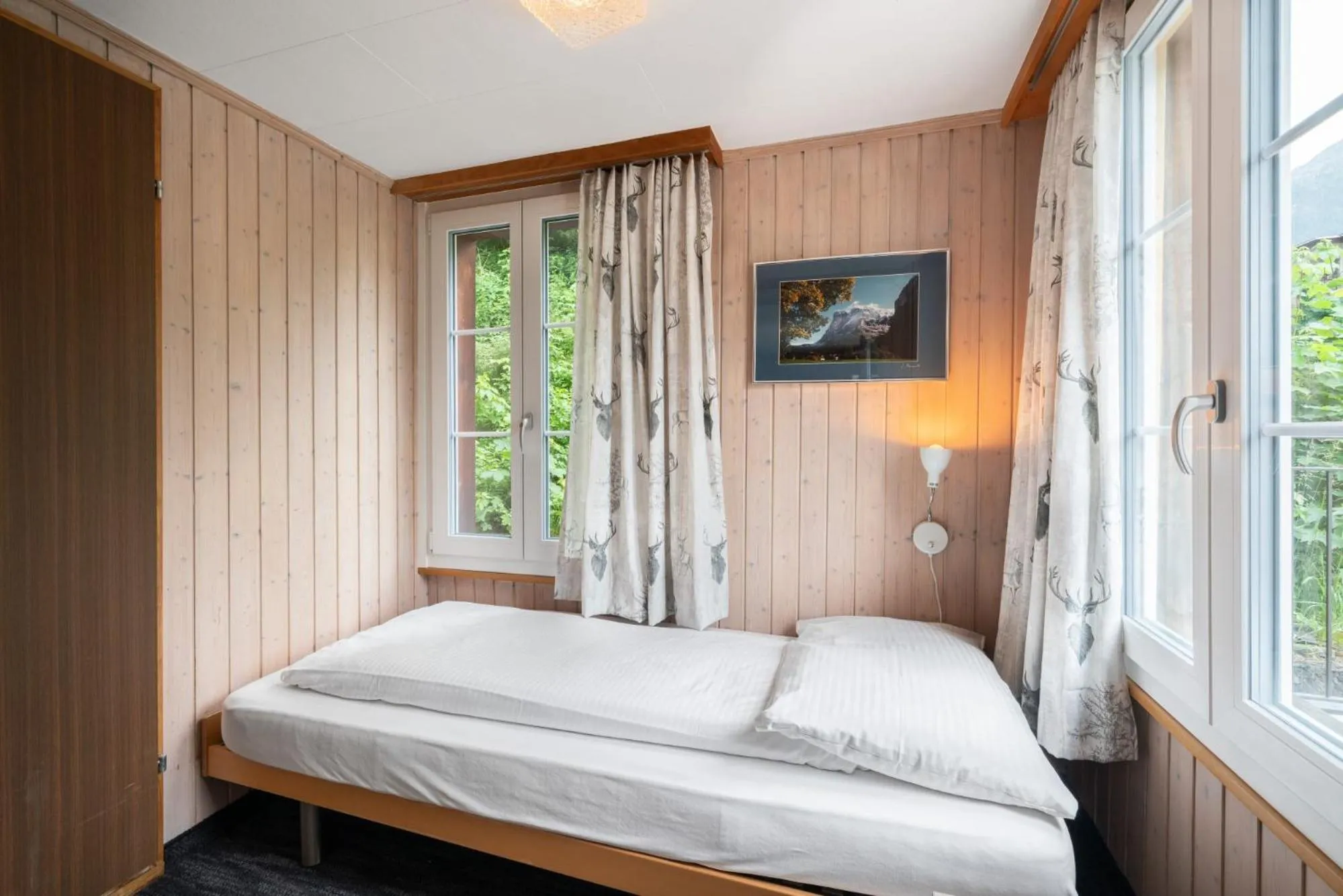 Photo of the whole room, Bed in Jungfrau Lodge, Swiss Mountain Hotel