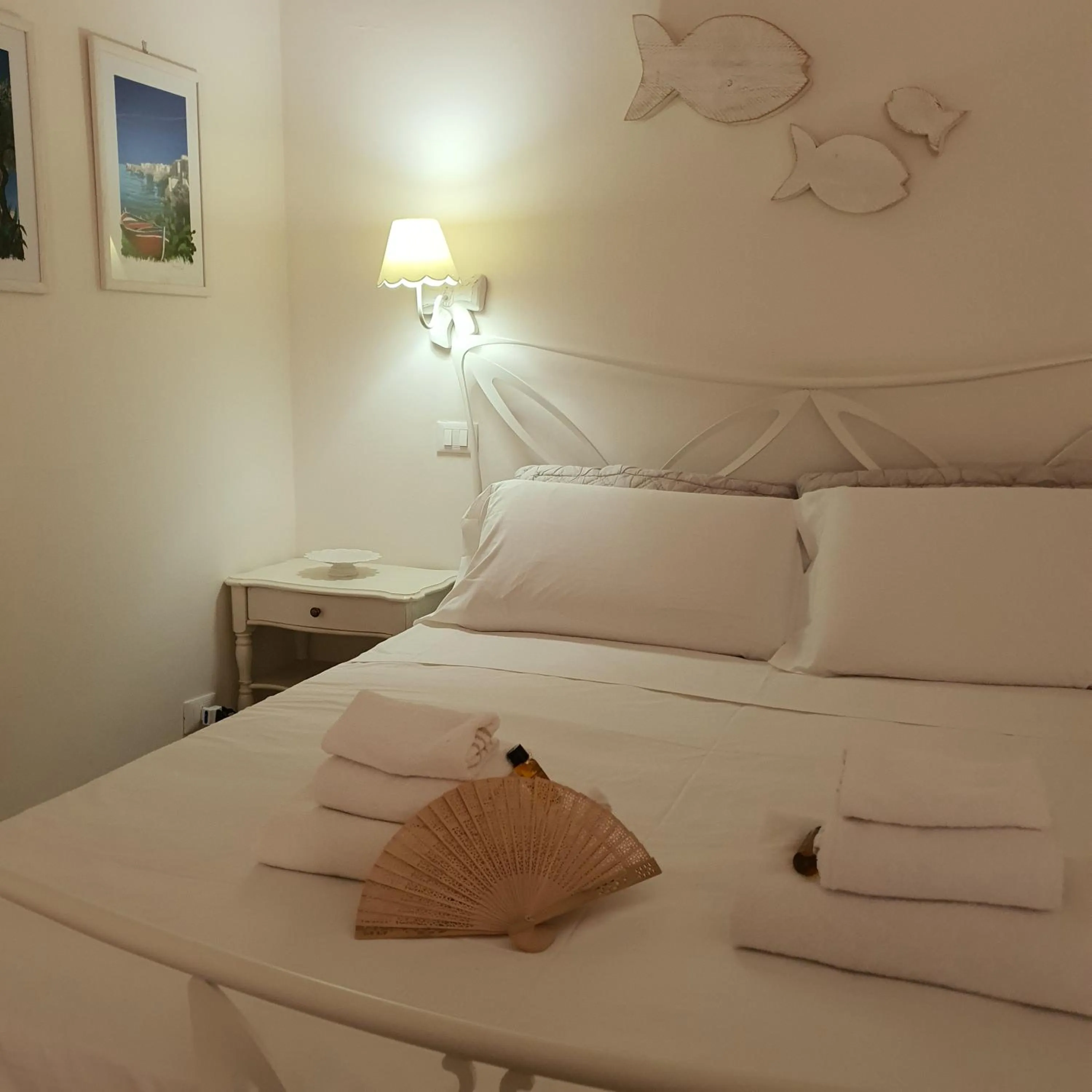 Bed in White Suite Polignano 08